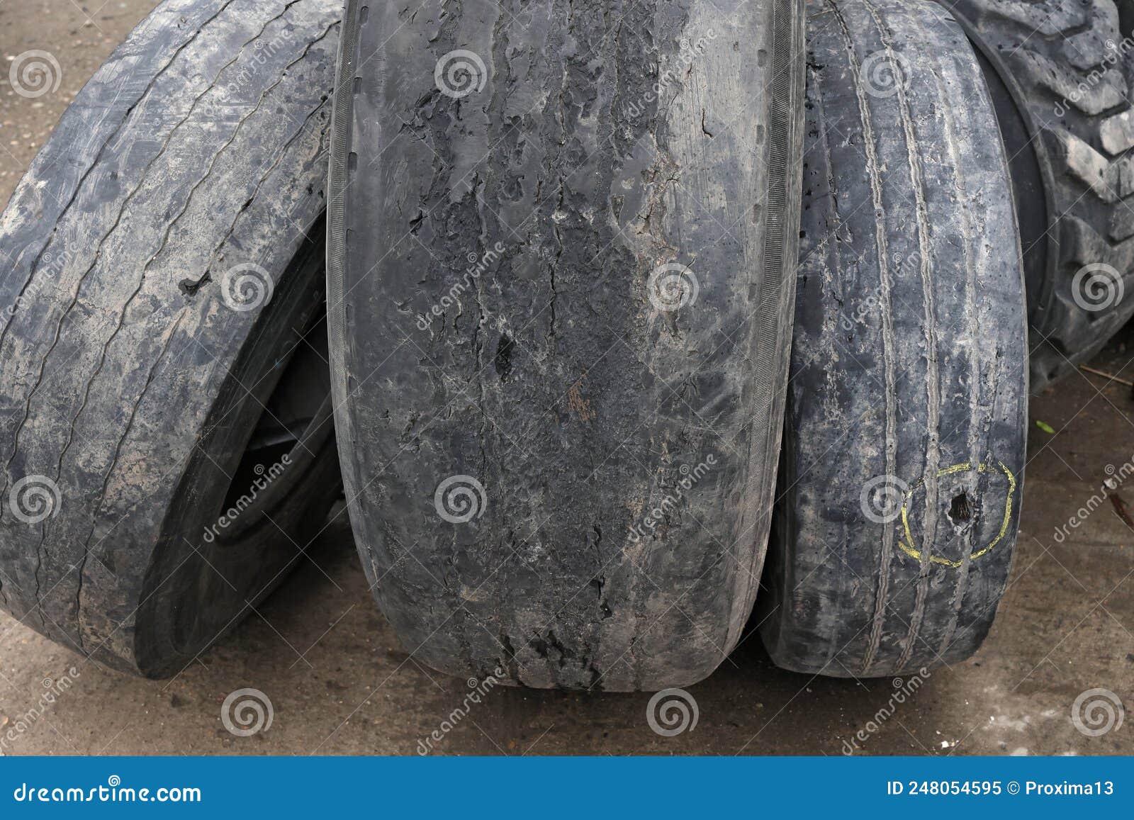 Très Lourdement Usé Pneus De Voiture Trous Closeuse. Le Concept De Sécurité  Automobile L'impossibilité D'entretien Et De Réparatio Image stock - Image  du lecteur, route: 248054595