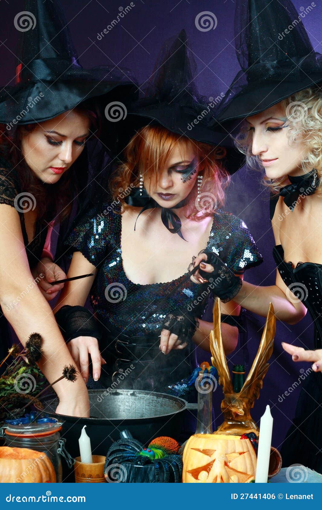 Três Lindas Bruxas Em Festa De Halloween Imagem de Stock - Imagem de  assento, infância: 200383543