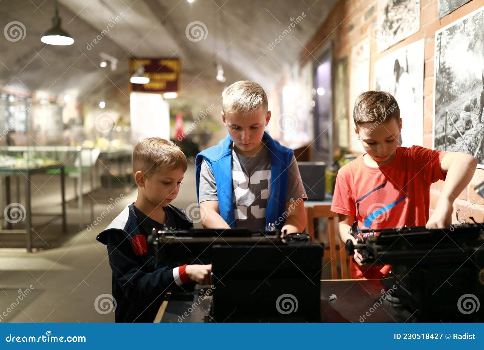 Um menino está jogando uma máquina de escrever em um fundo