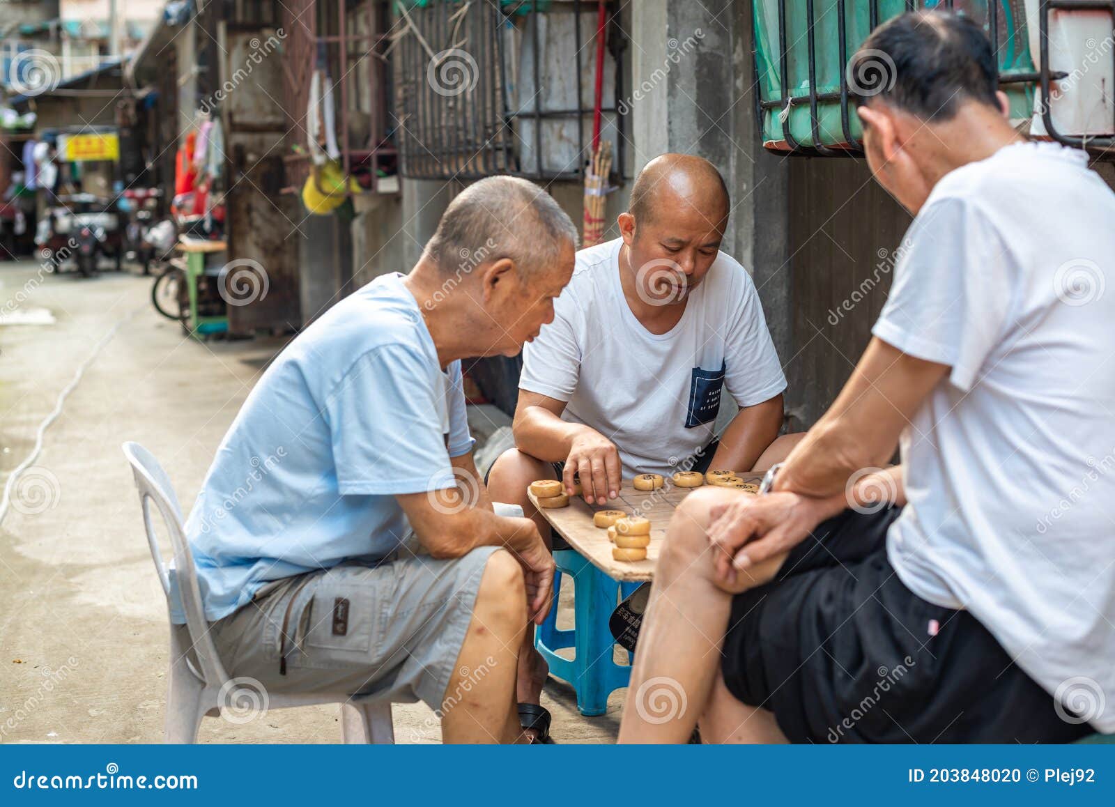 Três Homens Chineses Mais Velhos Jogando Xadrez Chinês Na Rua Imagem  Editorial - Imagem de jogar, homens: 203848020