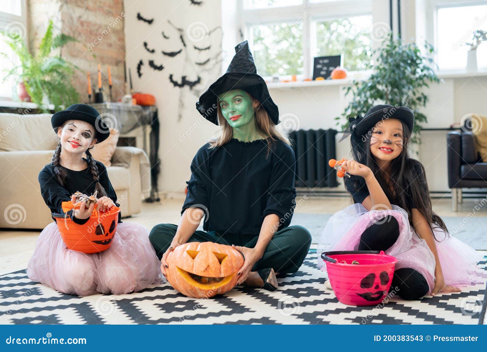 Três Lindas Bruxas Em Festa De Halloween Imagem de Stock - Imagem de  assento, infância: 200383543