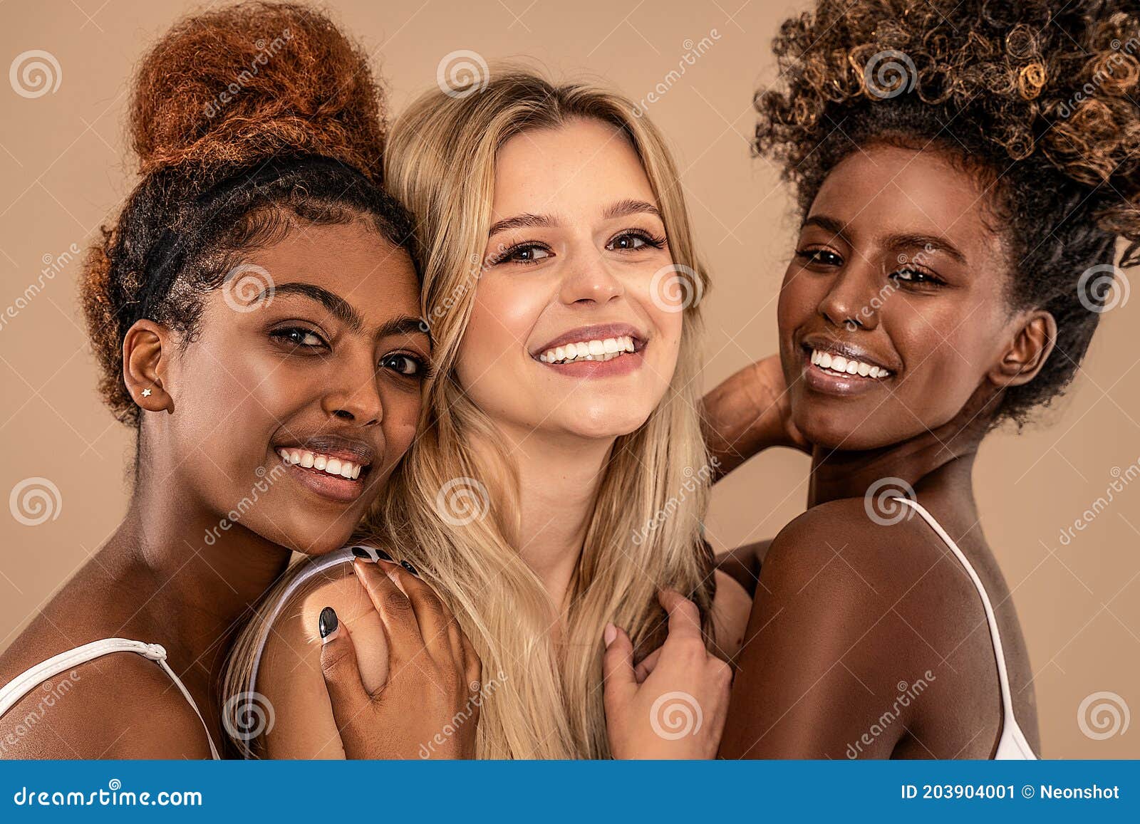 Três Lindas Meninas Diferentes Se Posando Sorrindo E Olhando Para a Câmera  Imagem de Stock - Imagem de povos, bandeira: 203904001