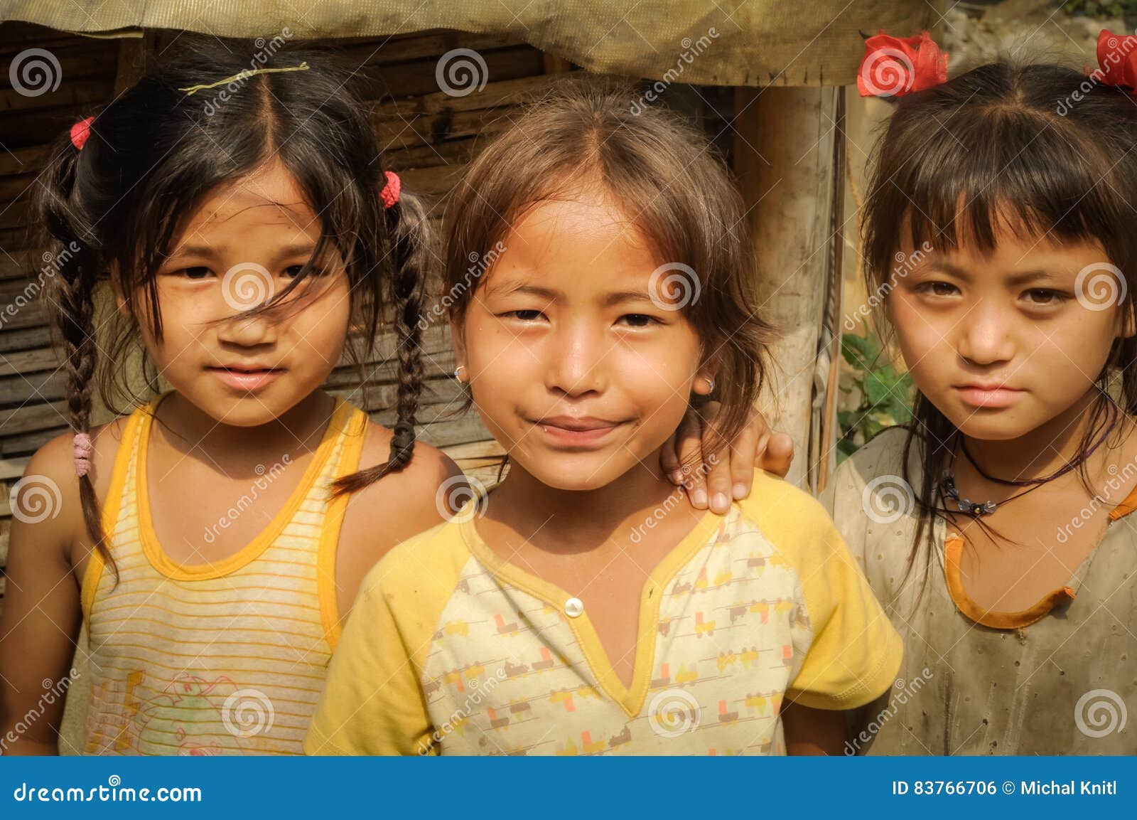 Três Meninas Bonitas Em Nepal Foto Editorial - Imagem de meninas, nepali:  83766706