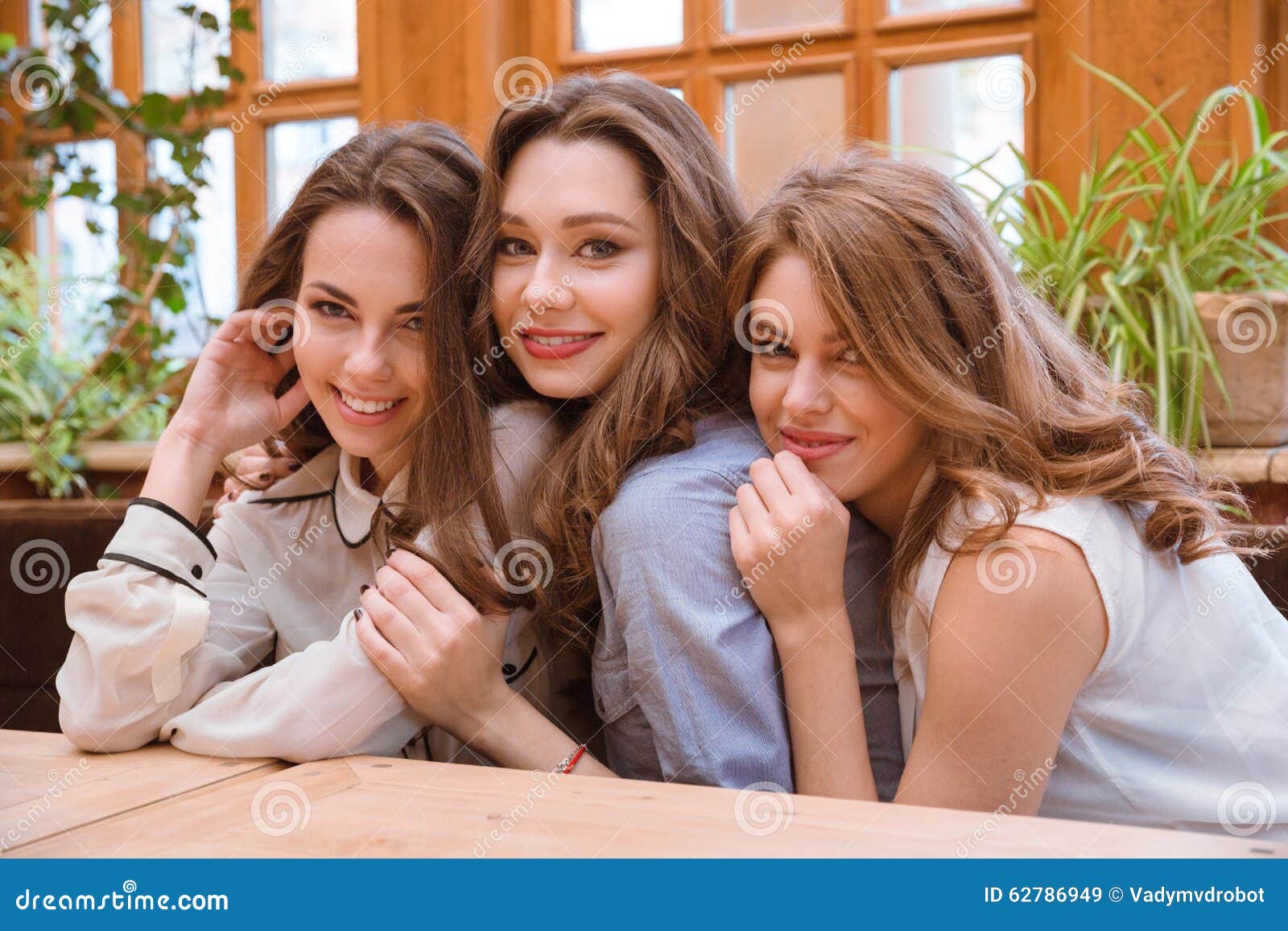 Fotos de Três meninas bonitas, Imagens de Três meninas bonitas sem  royalties