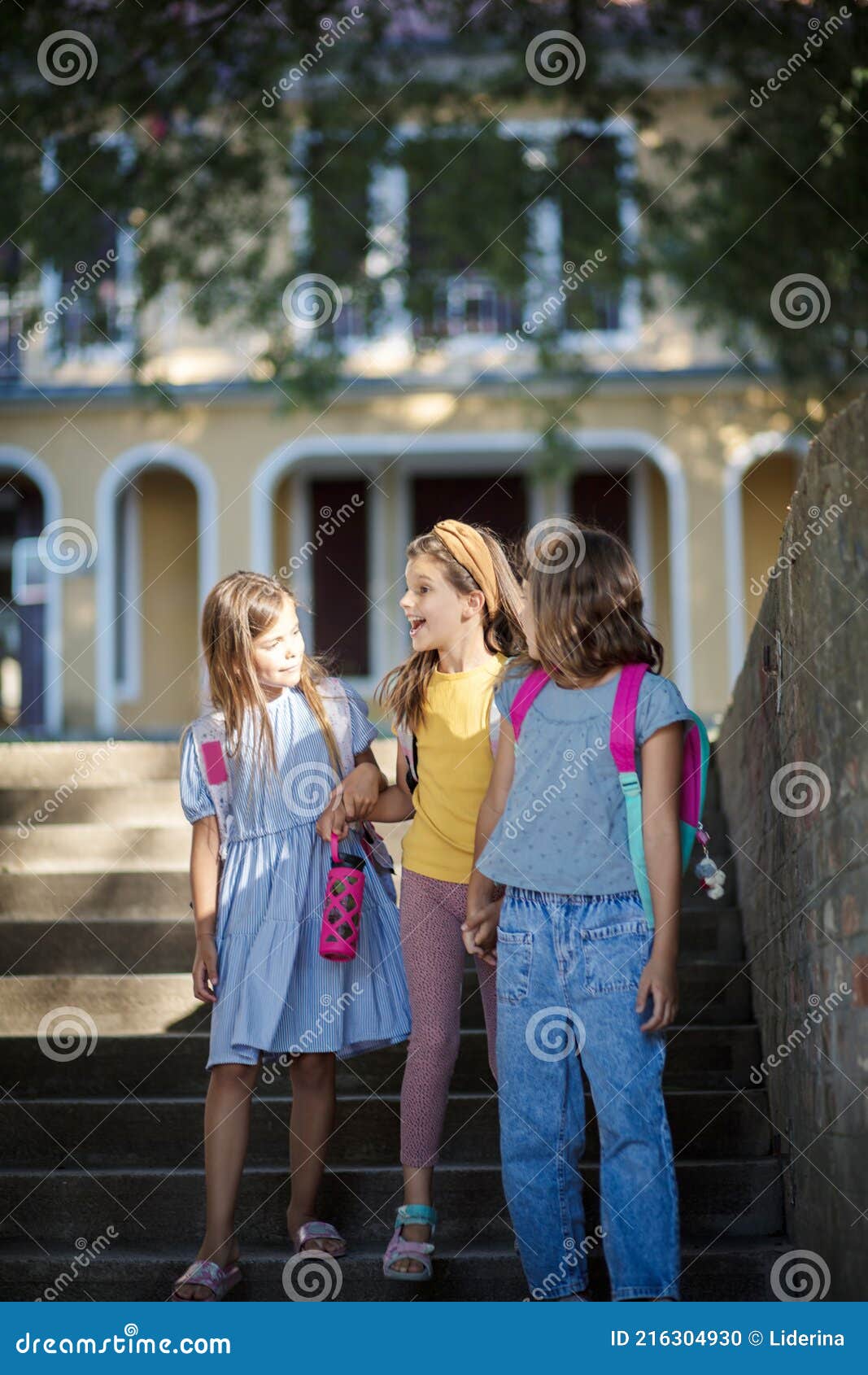 Três meninas lindas, Não são lindas? As três passaram a tar…