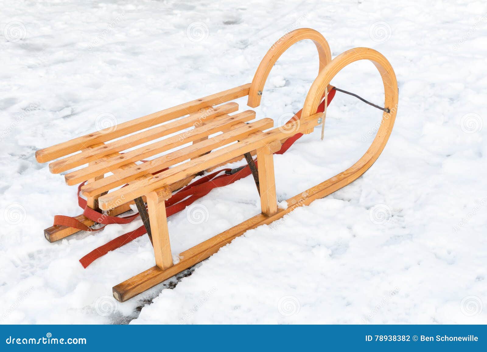 Traîneau En Bois D'enfants Dans La Neige D'hiver Photo stock - Image du  joie, froid: 78938382