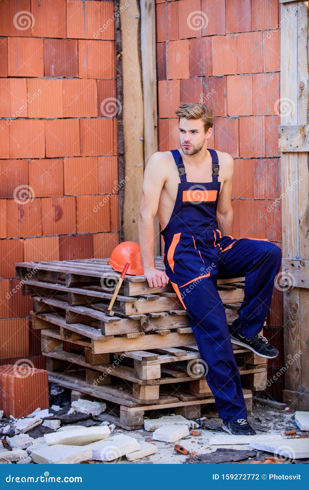 Trabajador De Confianza. Racores De Sombrero Duro Para Reparadores  Profesionales. Hombre Constructor En Ropa De Trabajo. Construcc Foto de  archivo - Imagen de idea, sombrero: 159272772