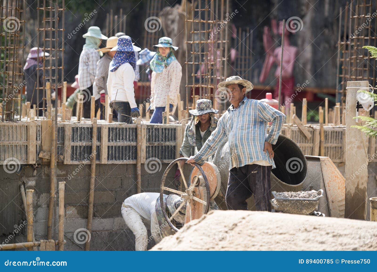 TRABAJADOR DE MUJERES DE LA CONSTRUCCIÓN DE TAILANDIA CHIANG RAI. Mujeres en una construcción de una casa cerca de la ciudad Chiang Rai en Tailandia del norte