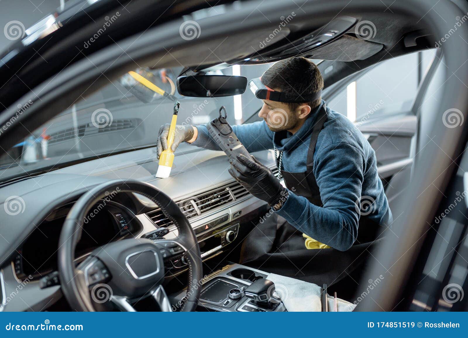 Trabajador Proporciona Limpieza Interior Profesional Del Coche Imagen de  archivo - Imagen de suciedad, primer: 174851519