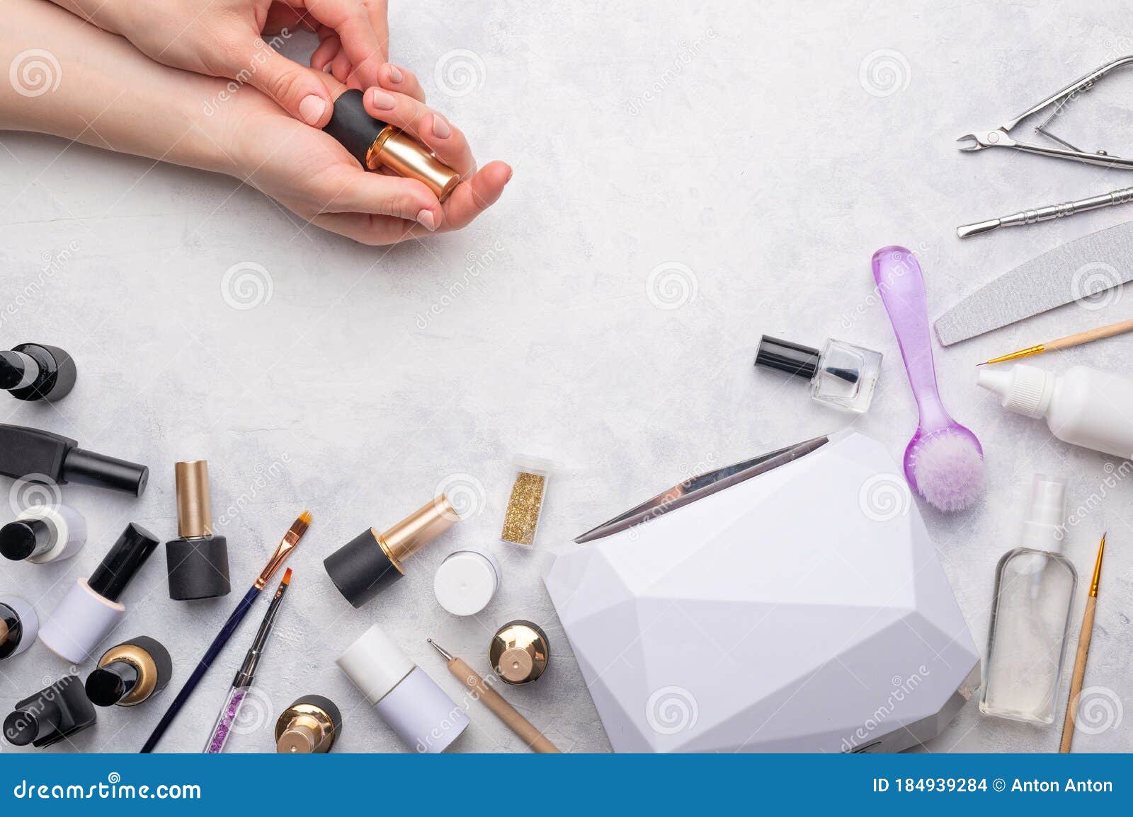 Maquillaje cosmético para manos manicura de uñas hermosas esmalte de uñas  publicidad en papel de color  Foto Premium