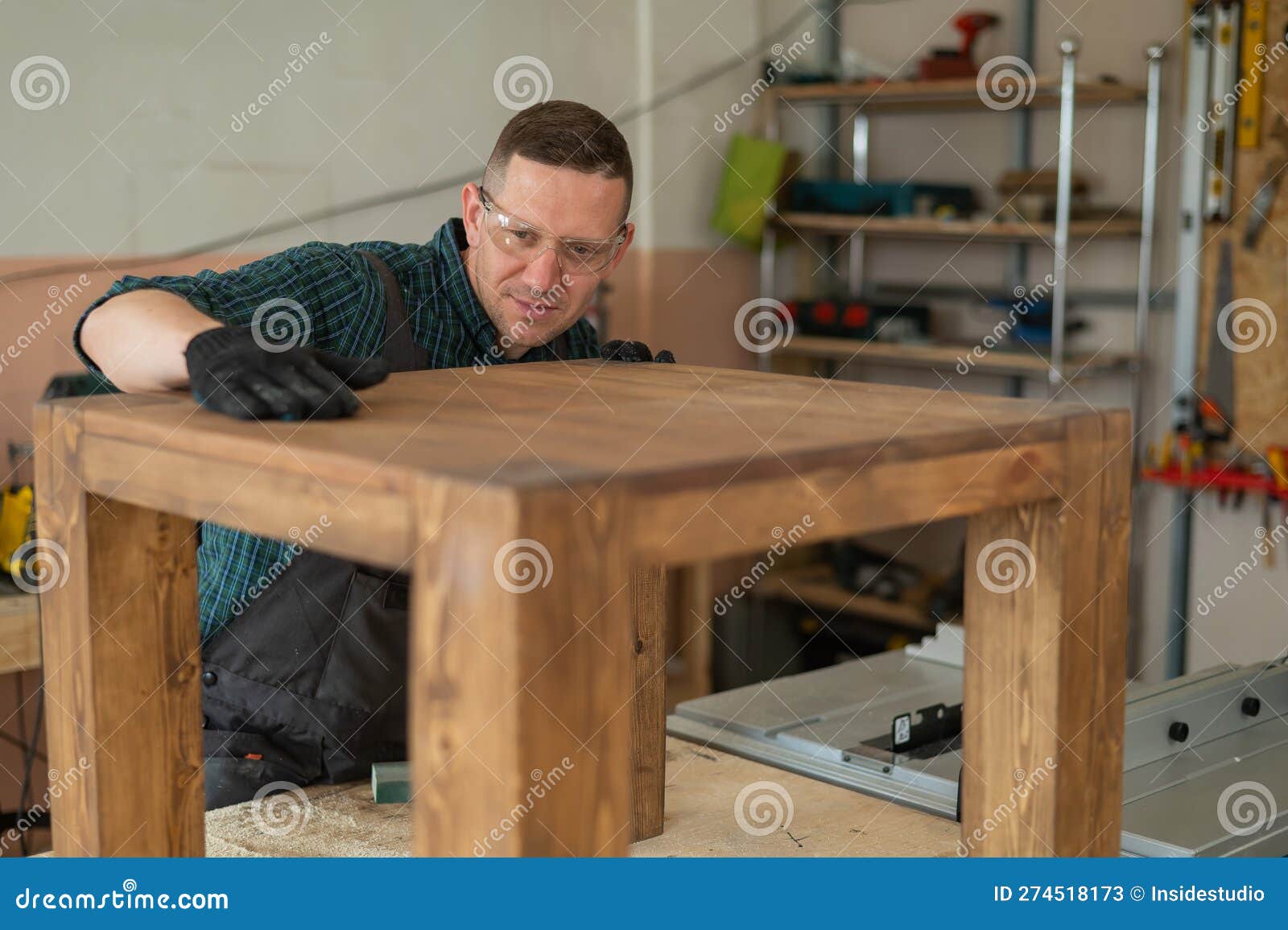 Trabajo De Acabado De Carpintero Masculino Sobre Mesa De Madera En Taller.  Imagen de archivo - Imagen de artesano, muebles: 274518173