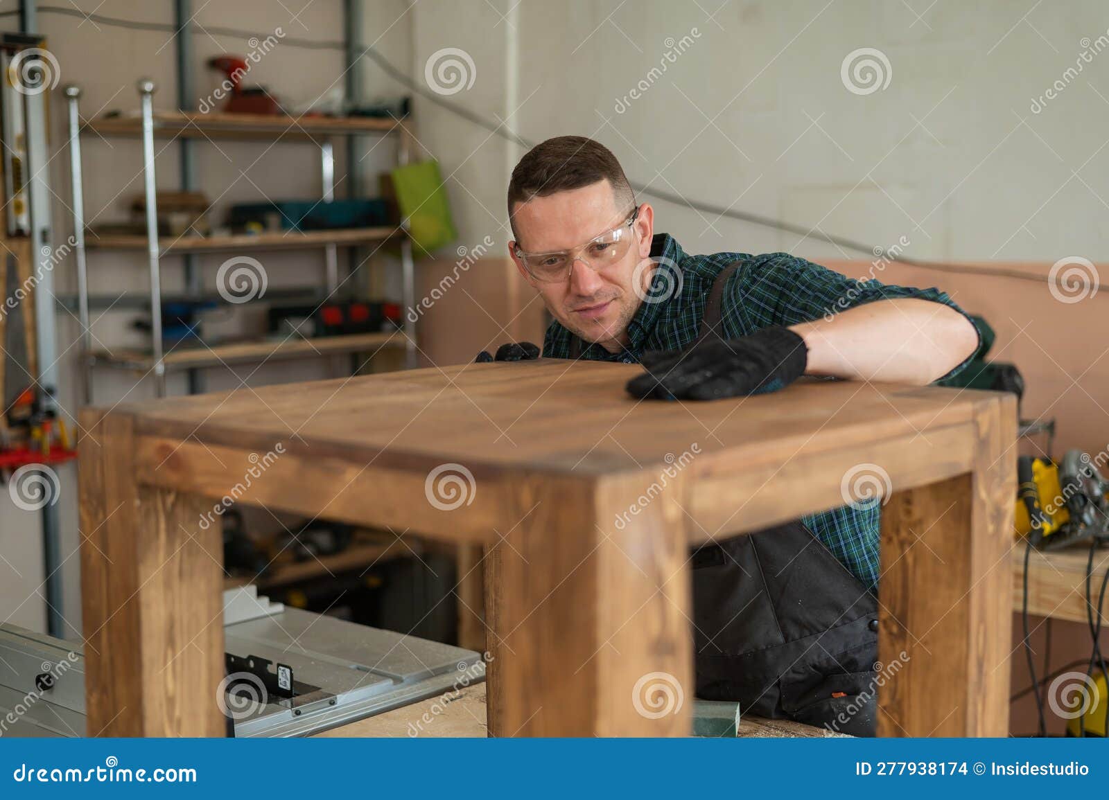 Trabajo De Acabado De Carpintero Masculino Sobre Mesa De Madera En Taller.  Imagen de archivo - Imagen de artesano, muebles: 274518173