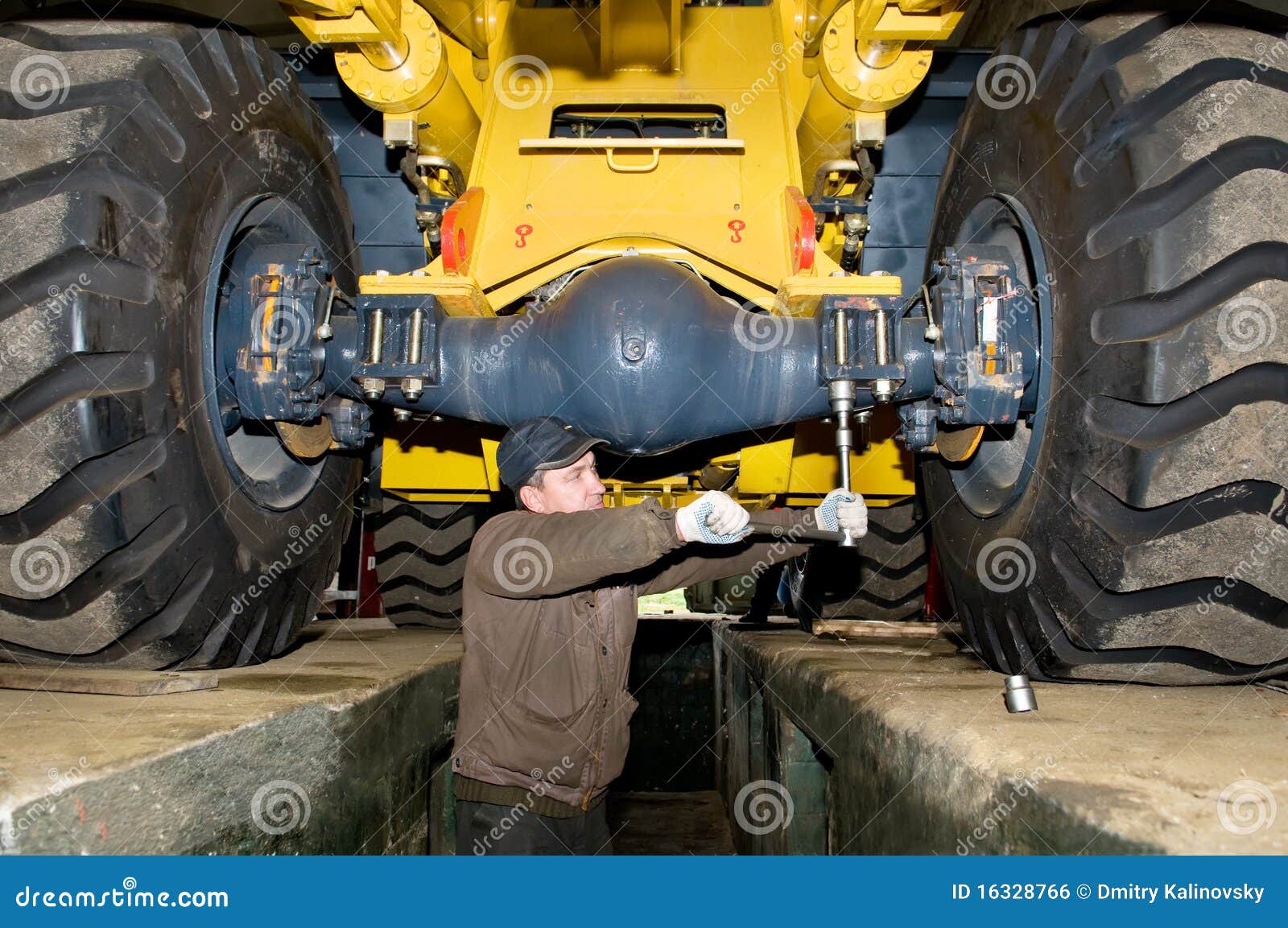 Trabajo De Mantenimiento Del Cargador Pesado Foto De Archivo Imagen heavy-equipment-mechanic-job-description-shop-emergencydentistry