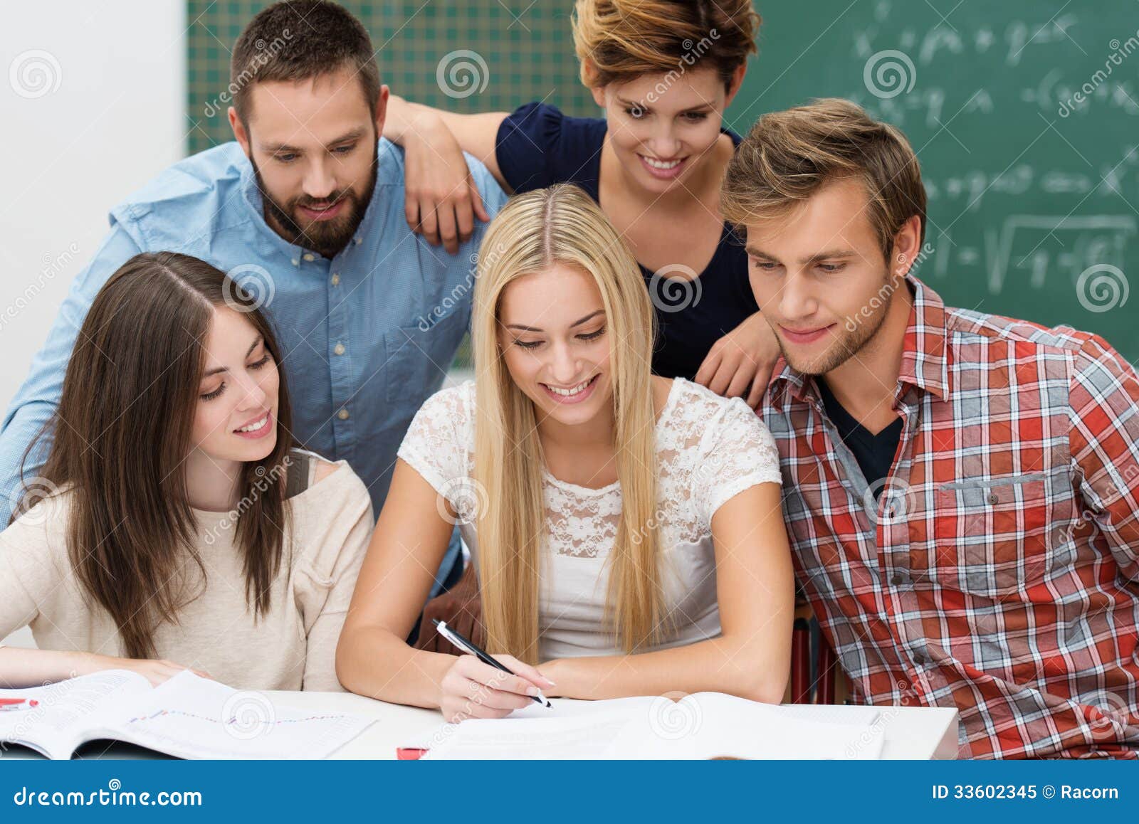 Trabajo En Equipo Entre Estudiantes Imagen De Archivo Imagen De Estudiantes Equipo