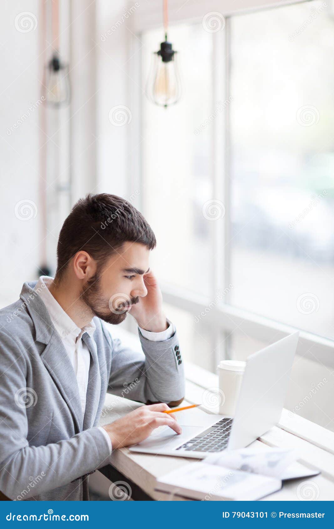 Trabajo en la rotura. Hombre de negocios que piensa en nuevas ideas en el descanso para tomar café