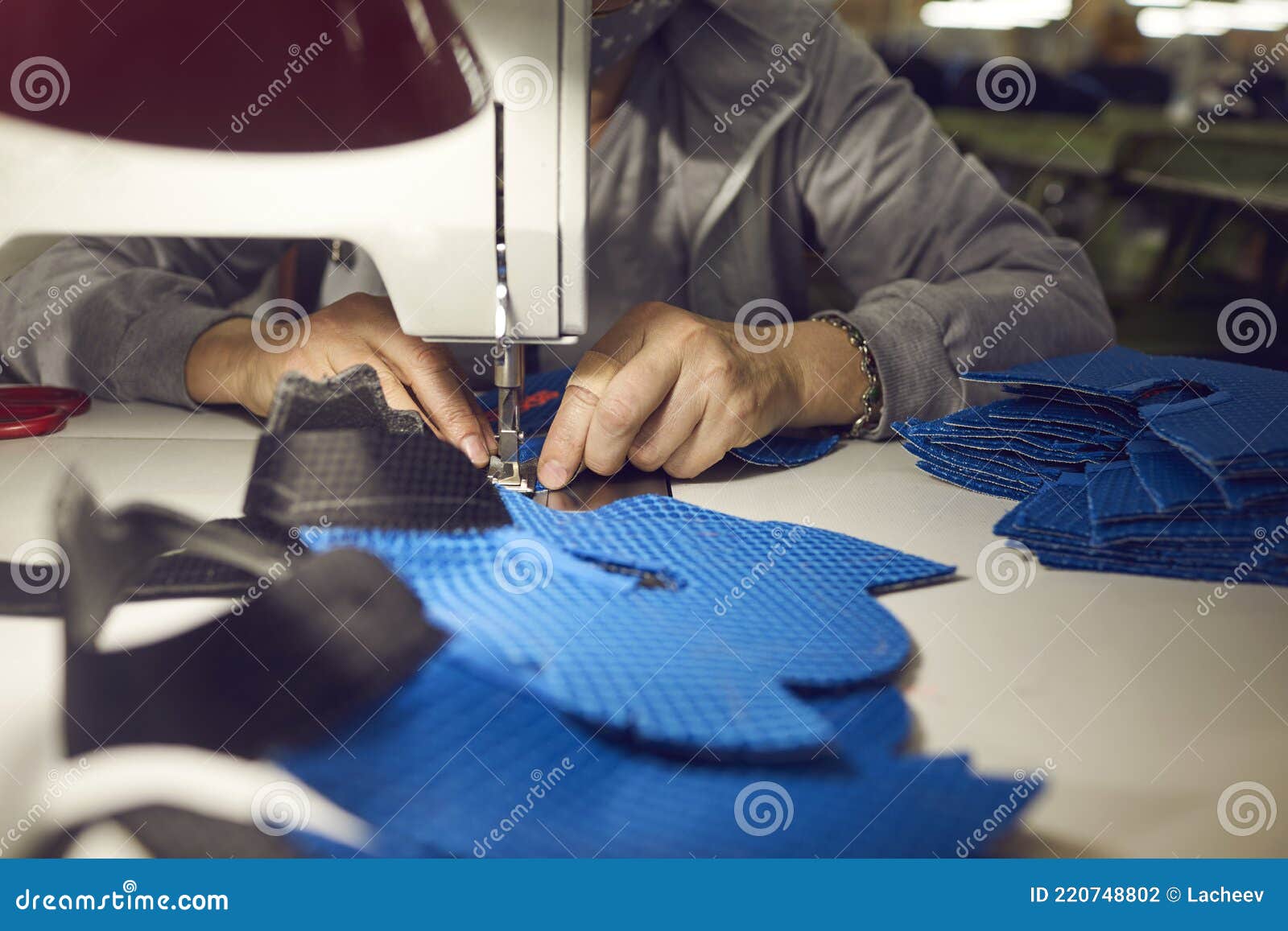 Trabalhadora Trabalhadora Na Fábrica De Sapatos Que Faz Detalhes Sobre a  Máquina De Costura Industrial Foto de Stock - Imagem de tela, costura:  220748802