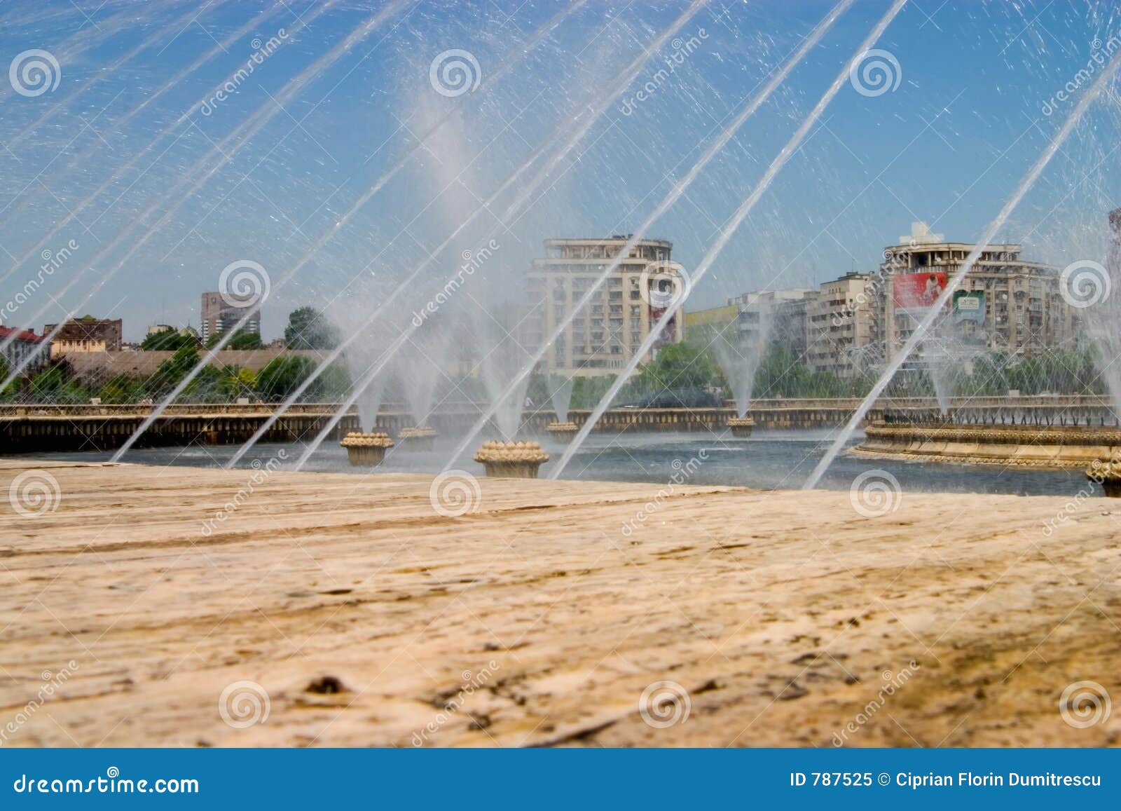 Tracce dell'acqua. L'acqua strascica da una fontana della città centrale Bucarest - in Romania