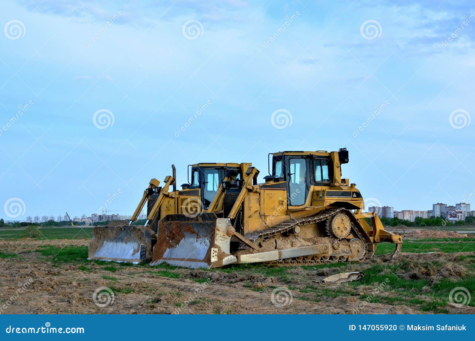 TrackType Tractors, Bulldozer, EarthMoving Heavy Equipment for