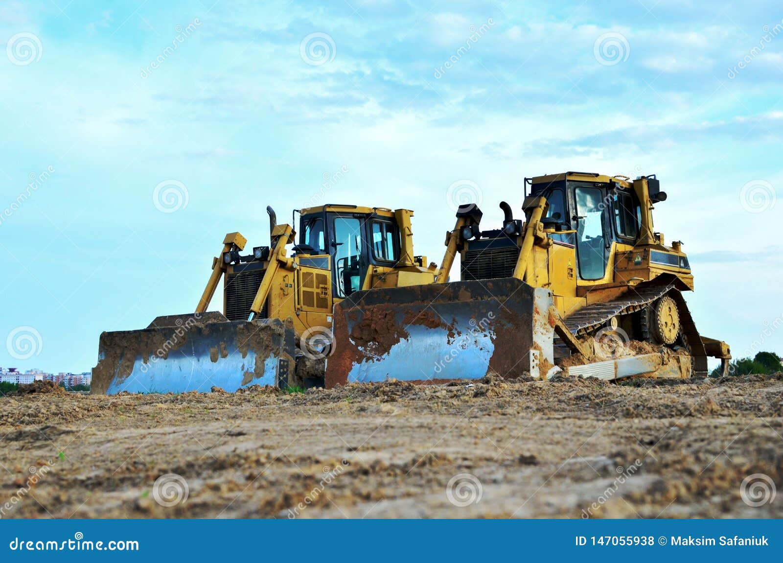 TrackType Tractors, Bulldozer, EarthMoving Heavy Equipment for