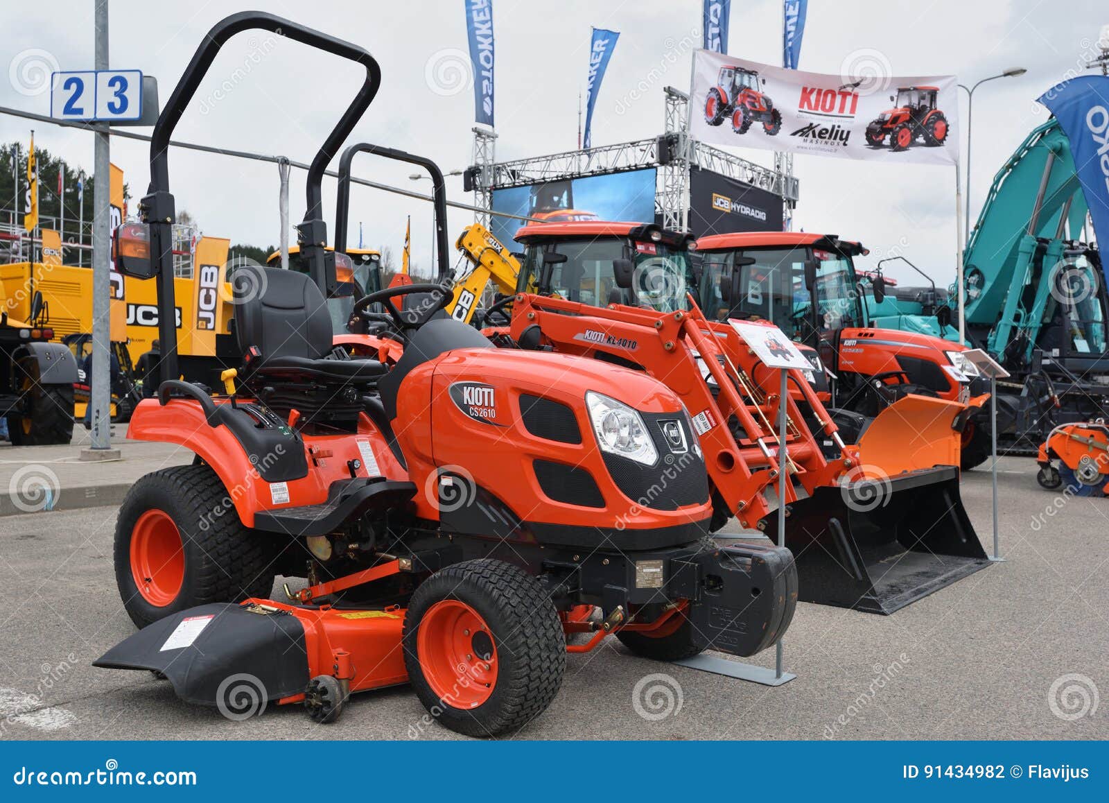 Tracteur de Kioti CS2610 photographie éditorial. Image du armoire