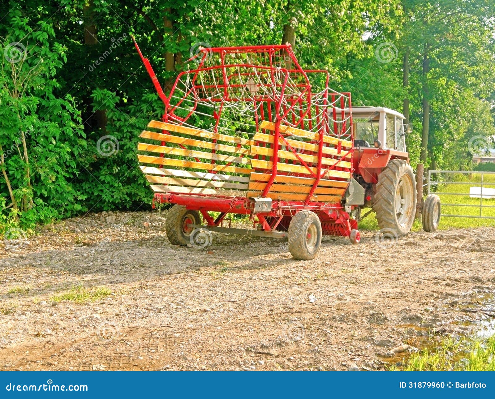 Tracteur Et Remorque De Ferme Photo stock - Image du zone, grille: 31879960