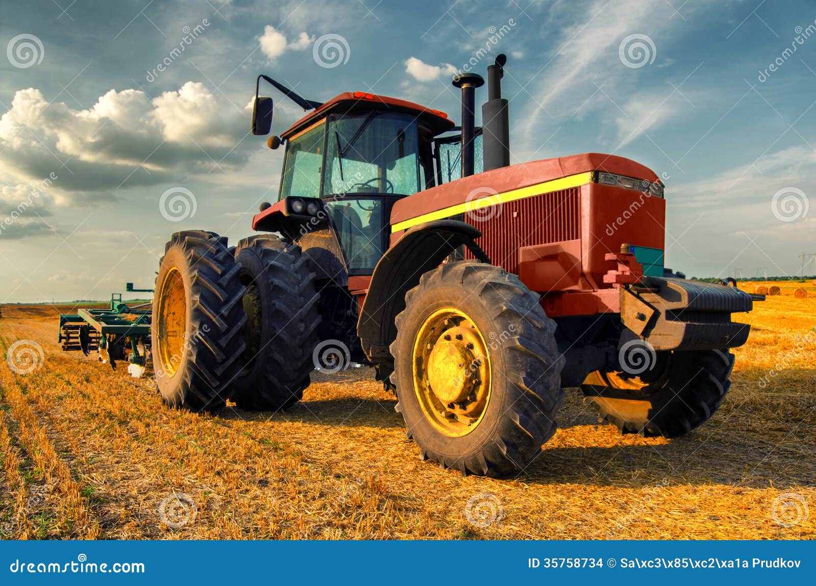 Tracteur Sur Le Champ Agricole Photo Stock Image Du Agricole Tracteur 35758734