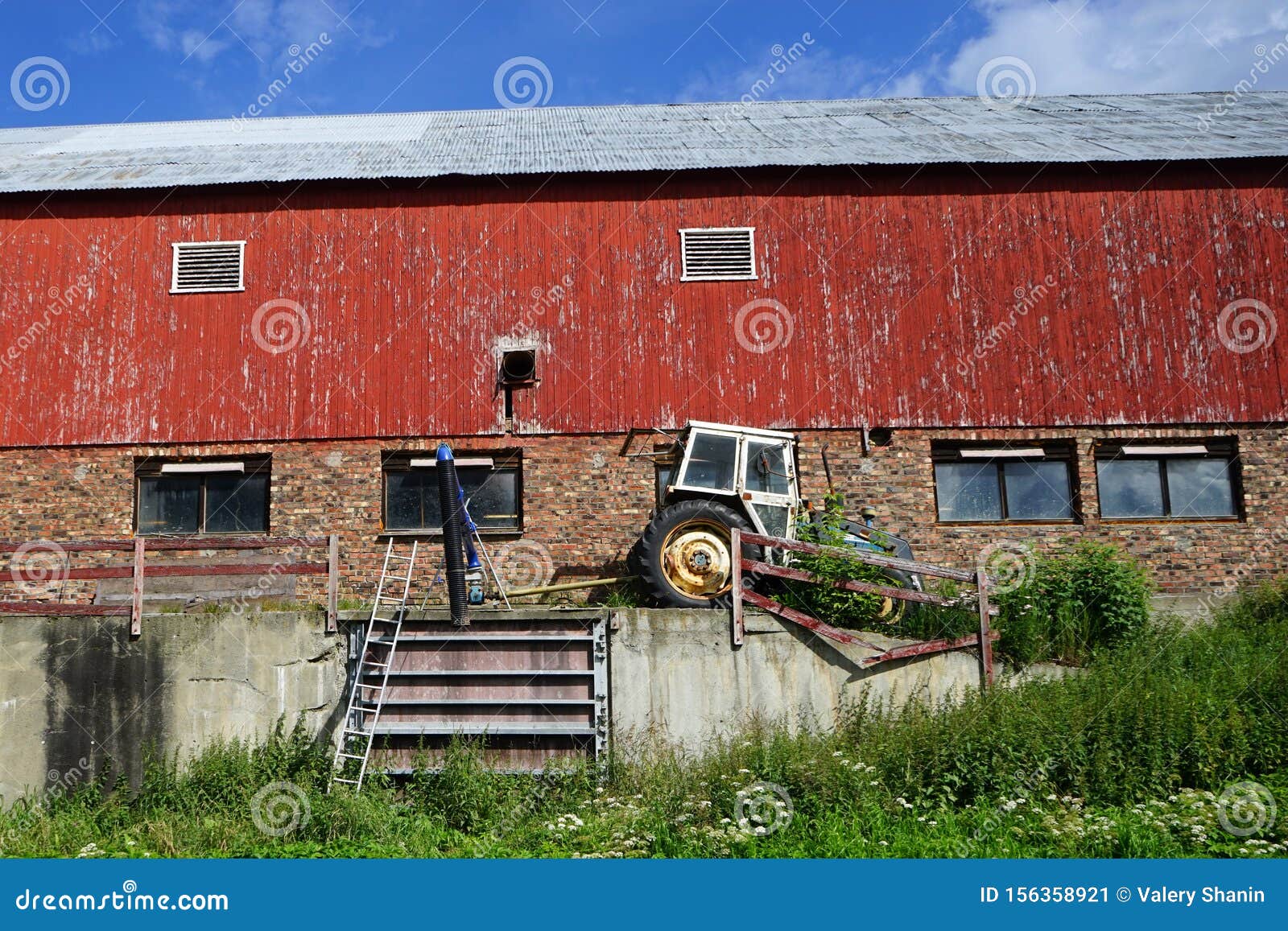Tractor and barn editorial photo. Image of paint, window 156358921