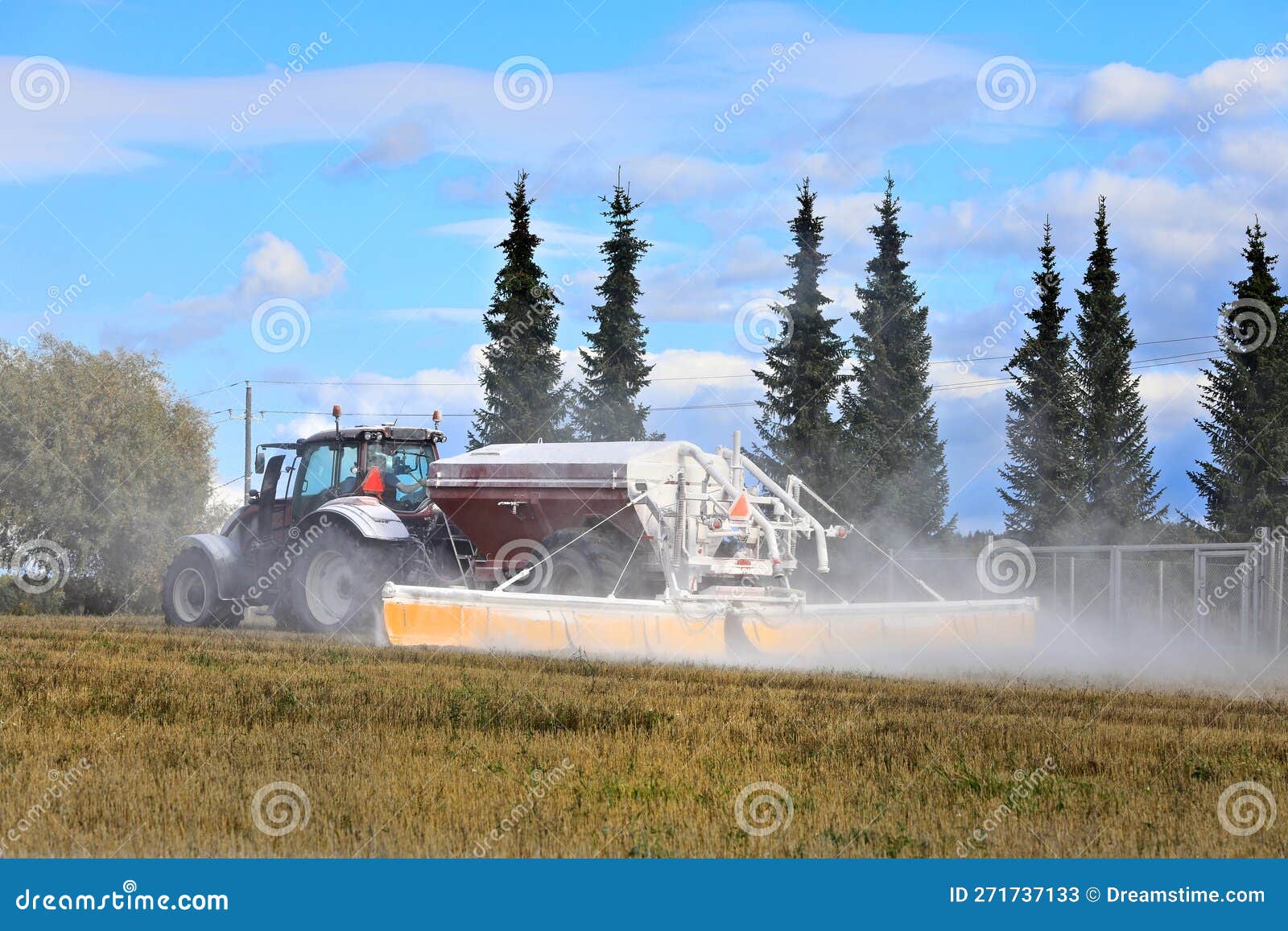 Tractor Esparciendo Cal Agrícola En El Campo Imagen de archivo - Imagen de  granjero, retroceder: 271737133