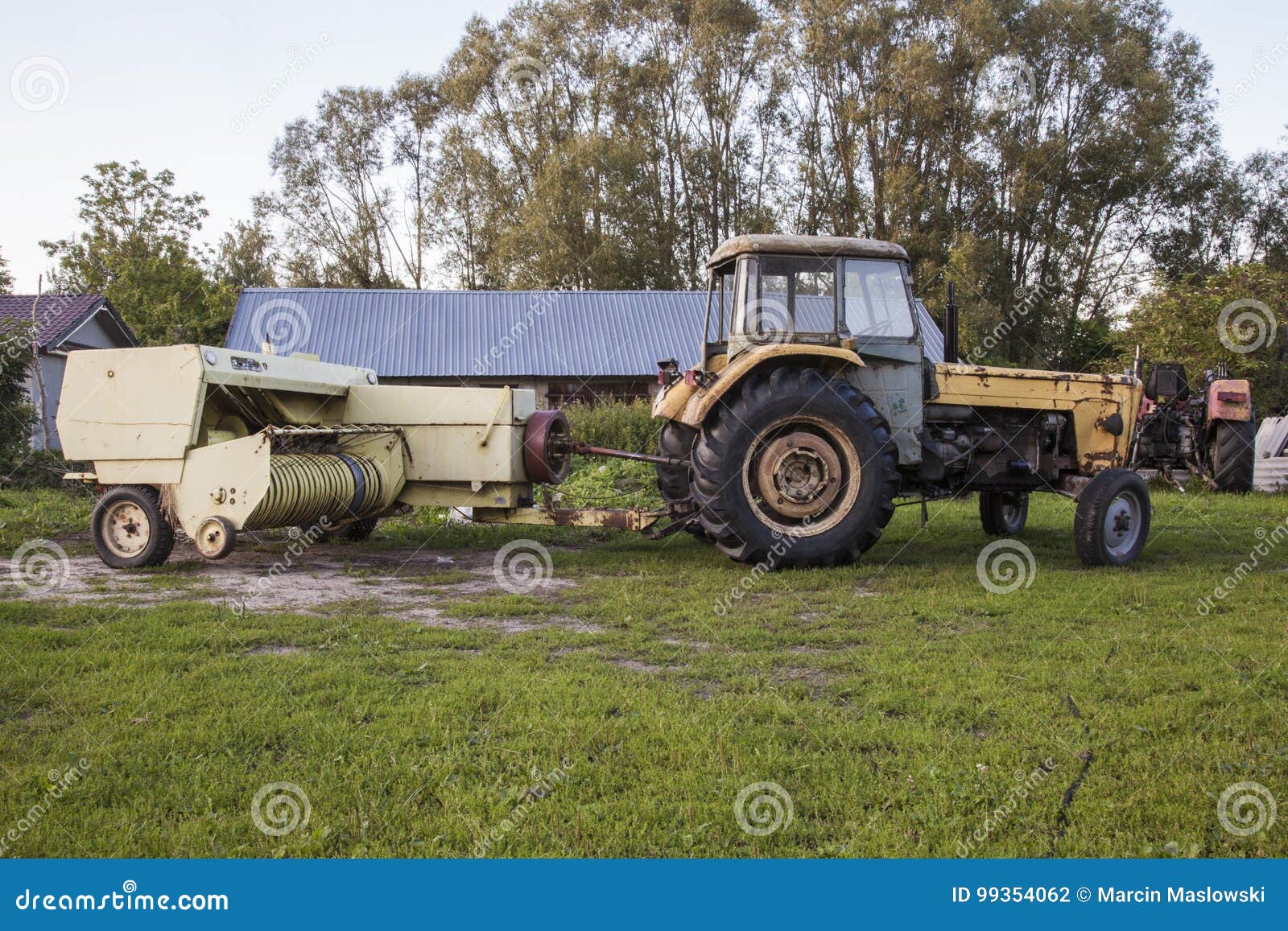 bord aantrekkelijk De lucht Tractor Met Hooi En Stropers Stock Foto - Image of proces, agronomie:  99354062