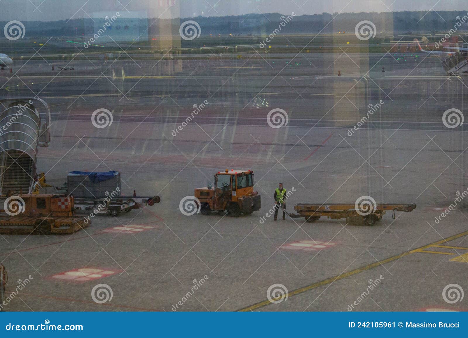 tractor for transporting the baggage conveyor belt of an airport