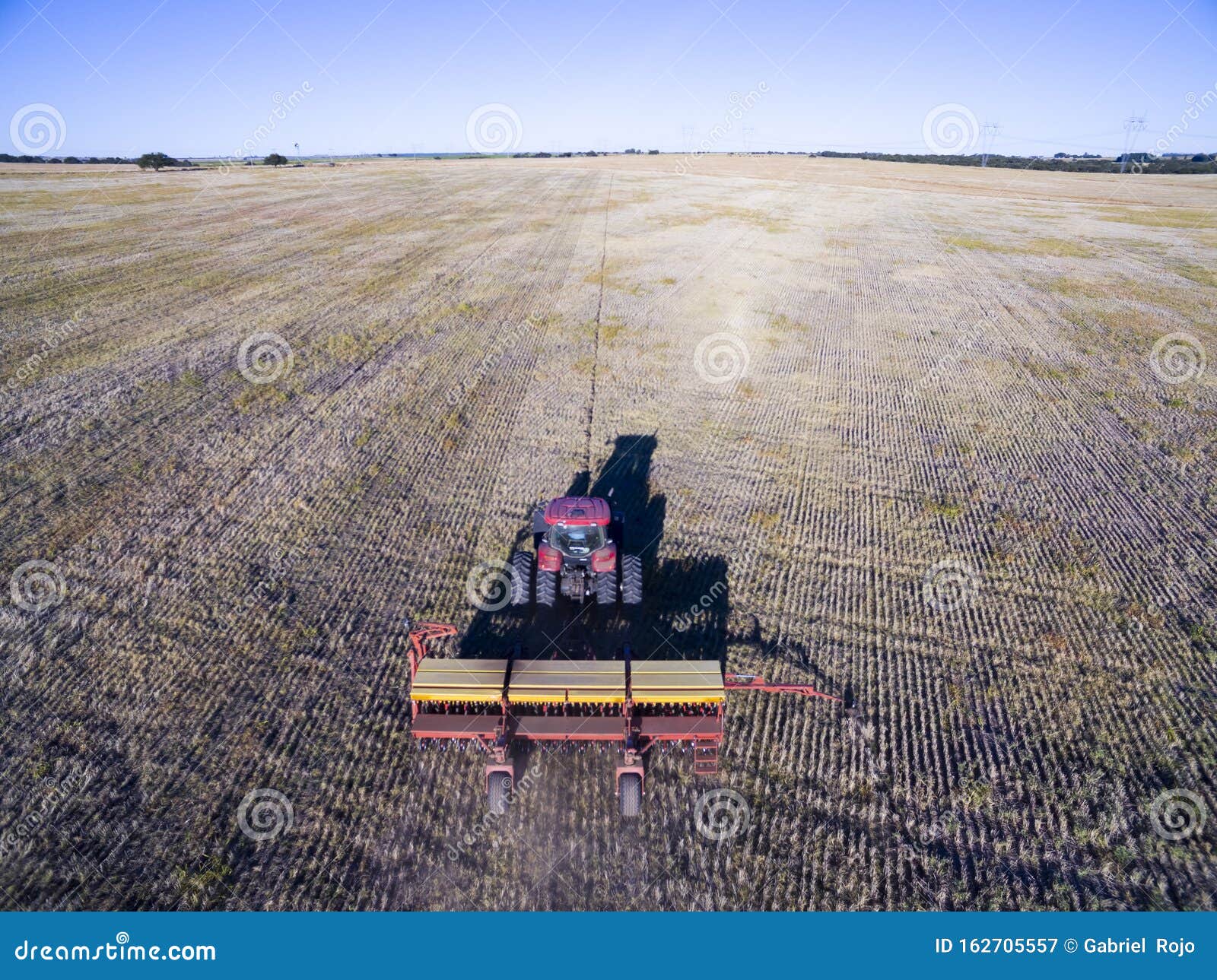 tractor y maquinaria agricola , sembrando,