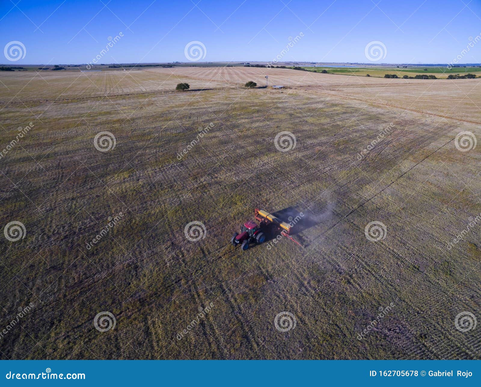 tractor y maquinaria agricola , sembrando,