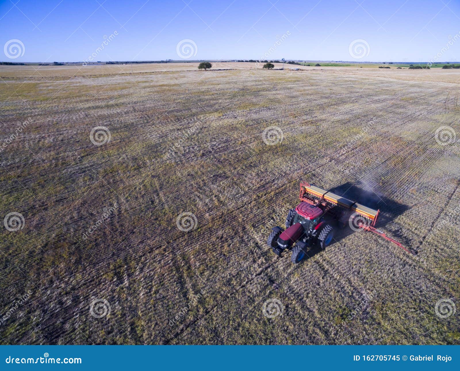 tractor y maquinaria agricola , sembrando,