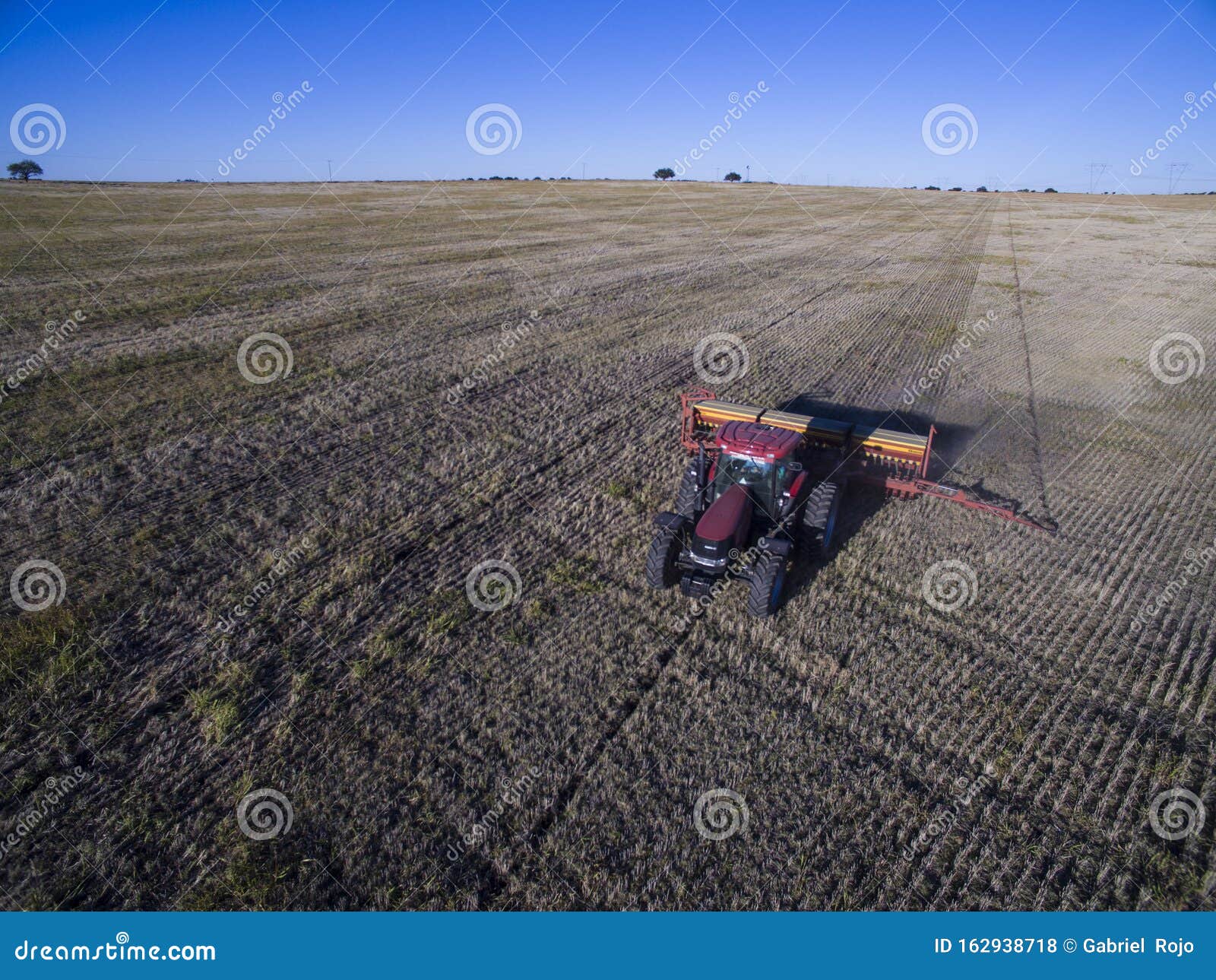 tractor y maquinaria agricola , sembrando,