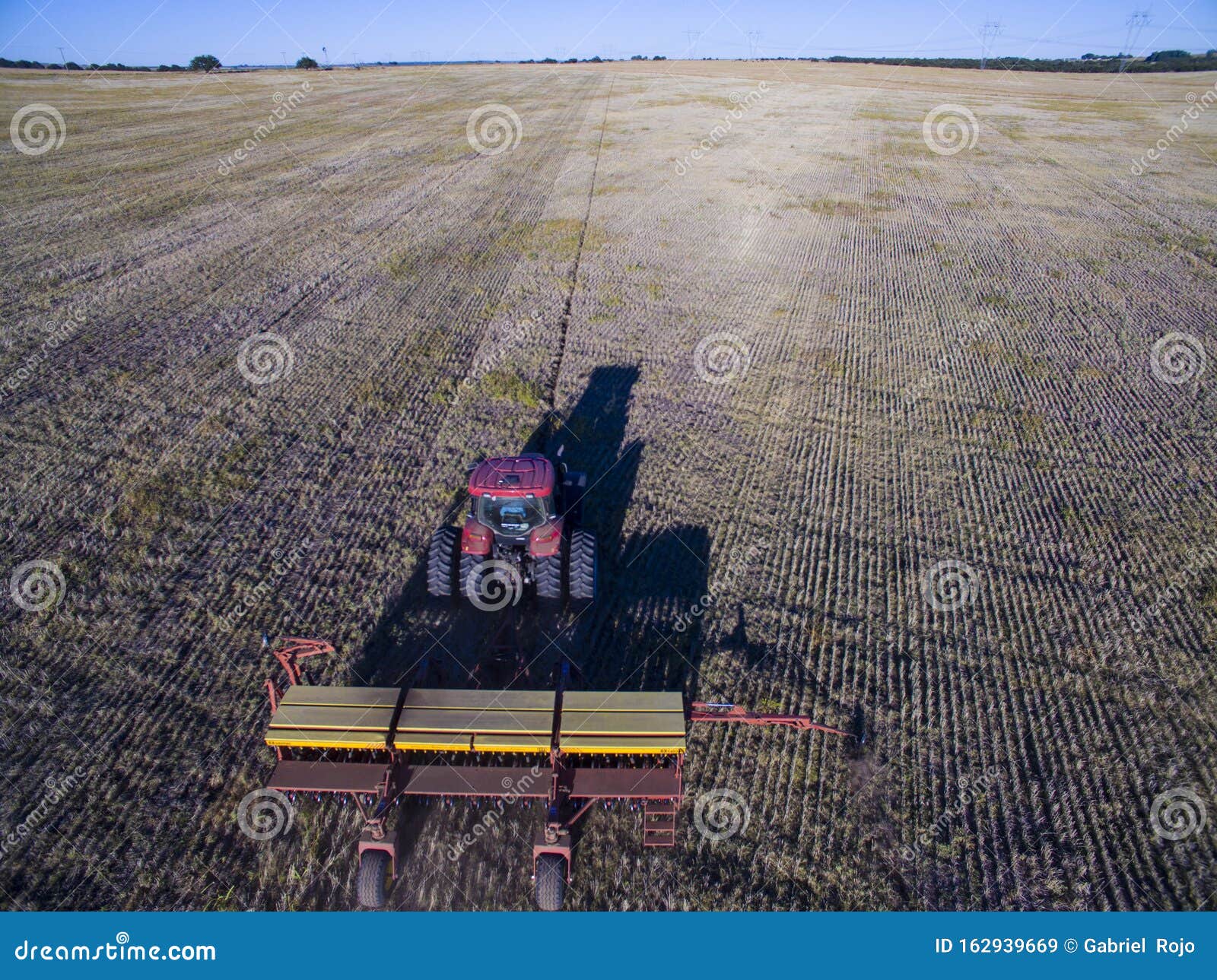 tractor y maquinaria agricola , sembrando,