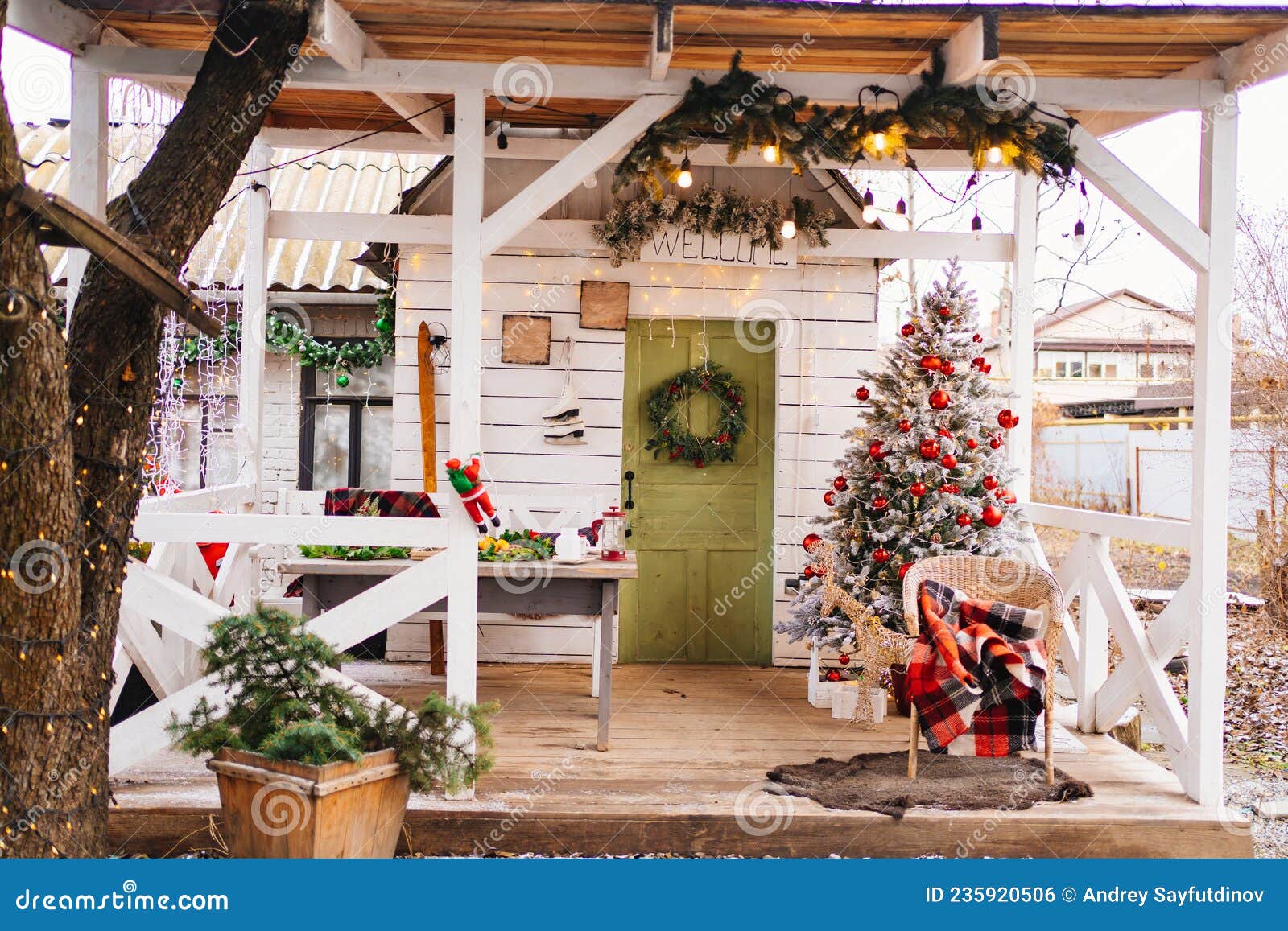 Tradição De Decoração Da Casa De Natal. árvore De Natal Na Varanda Foto de Stock - Imagem de colheita, feriado: 235920506 Tradição De Decoração Da Casa De Natal. árvore De Natal Na Varanda Foto de Stock - Imagem de colheita, feriado: 235920506