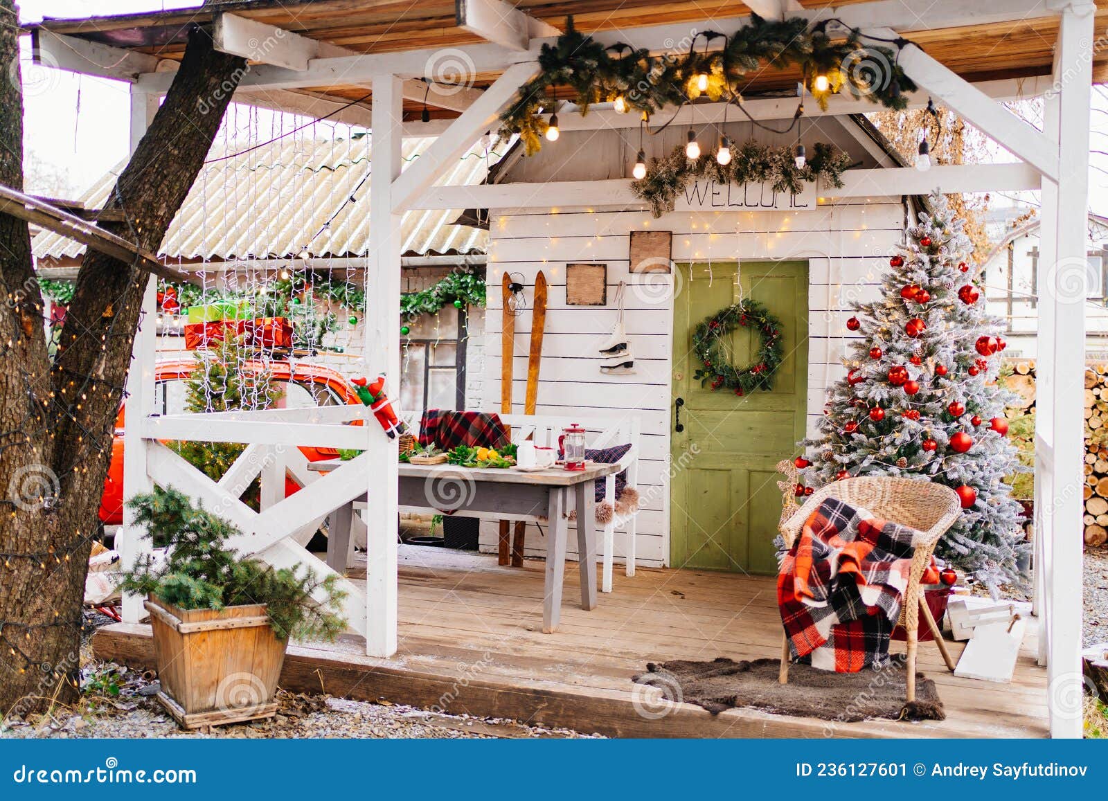 Tradição De Decoração Da Casa De Natal. árvore De Natal Na Varanda Imagem  de Stock - Imagem de grinalda, dezembro: 236127601