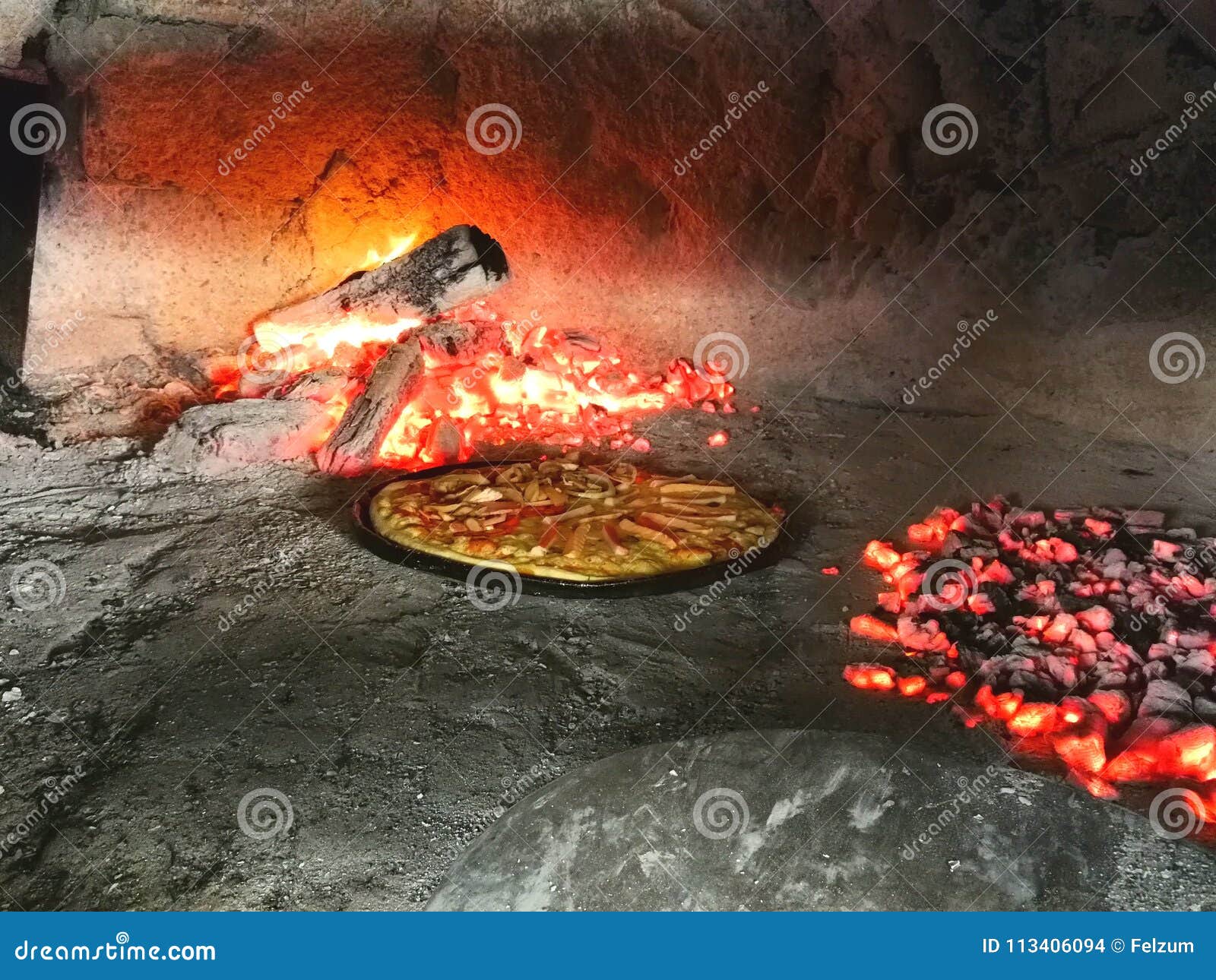 4+ Hundred Clay Oven Pizza Royalty-Free Images, Stock Photos & Pictures
