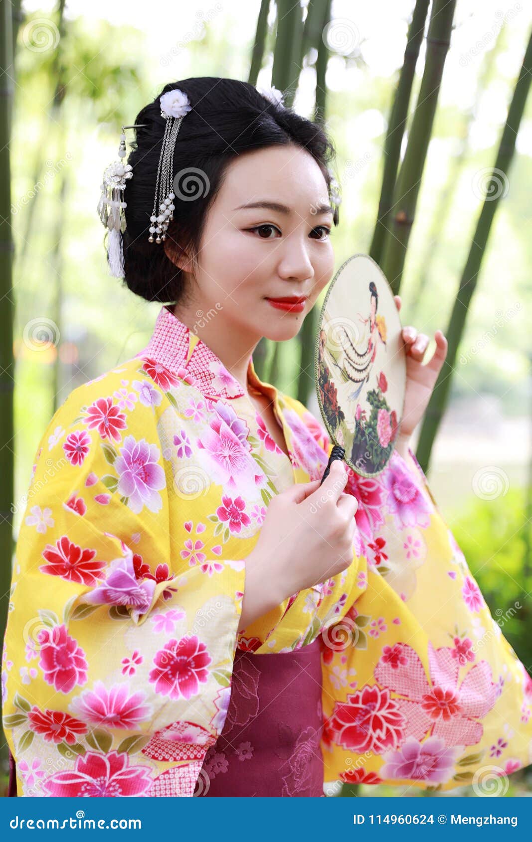 https://thumbs.dreamstime.com/z/traditional-asian-japanese-beautiful-geisha-woman-wears-kimono-hold-fan-hand-summer-graden-japanese-woman-kimono-114960624.jpg