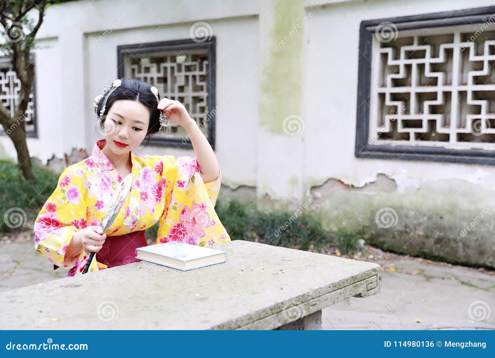 https://thumbs.dreamstime.com/z/traditional-asian-japanese-beautiful-woman-wears-kimono-fan-hand-reading-book-outdoor-spring-garden-japanese-woman-114980136.jpg