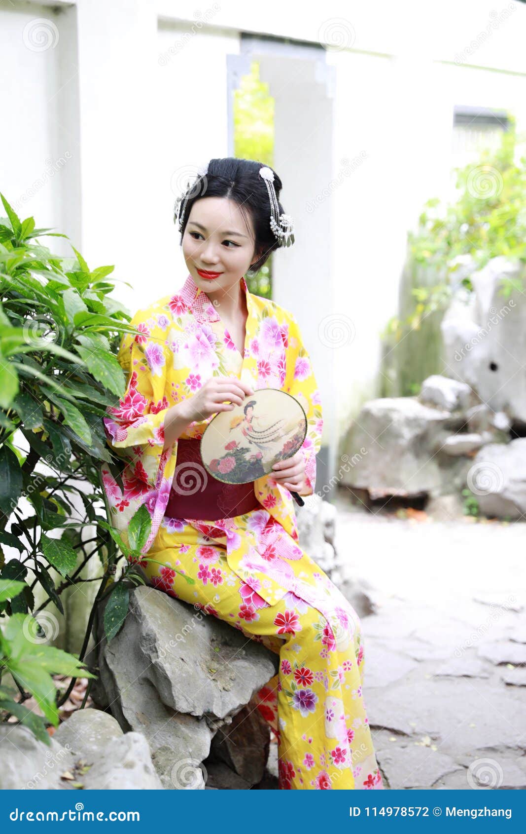 https://thumbs.dreamstime.com/z/traditional-asian-japanese-beautiful-woman-wears-kimono-fan-hand-smiling-playing-outdoor-spring-garden-japanese-woman-114978572.jpg