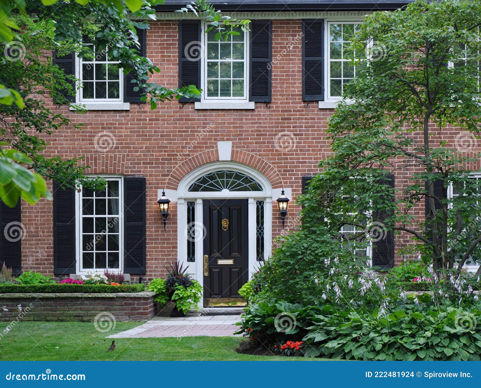 Traditional Brick Two Story House Foto de archivo Imagen de ladrillo