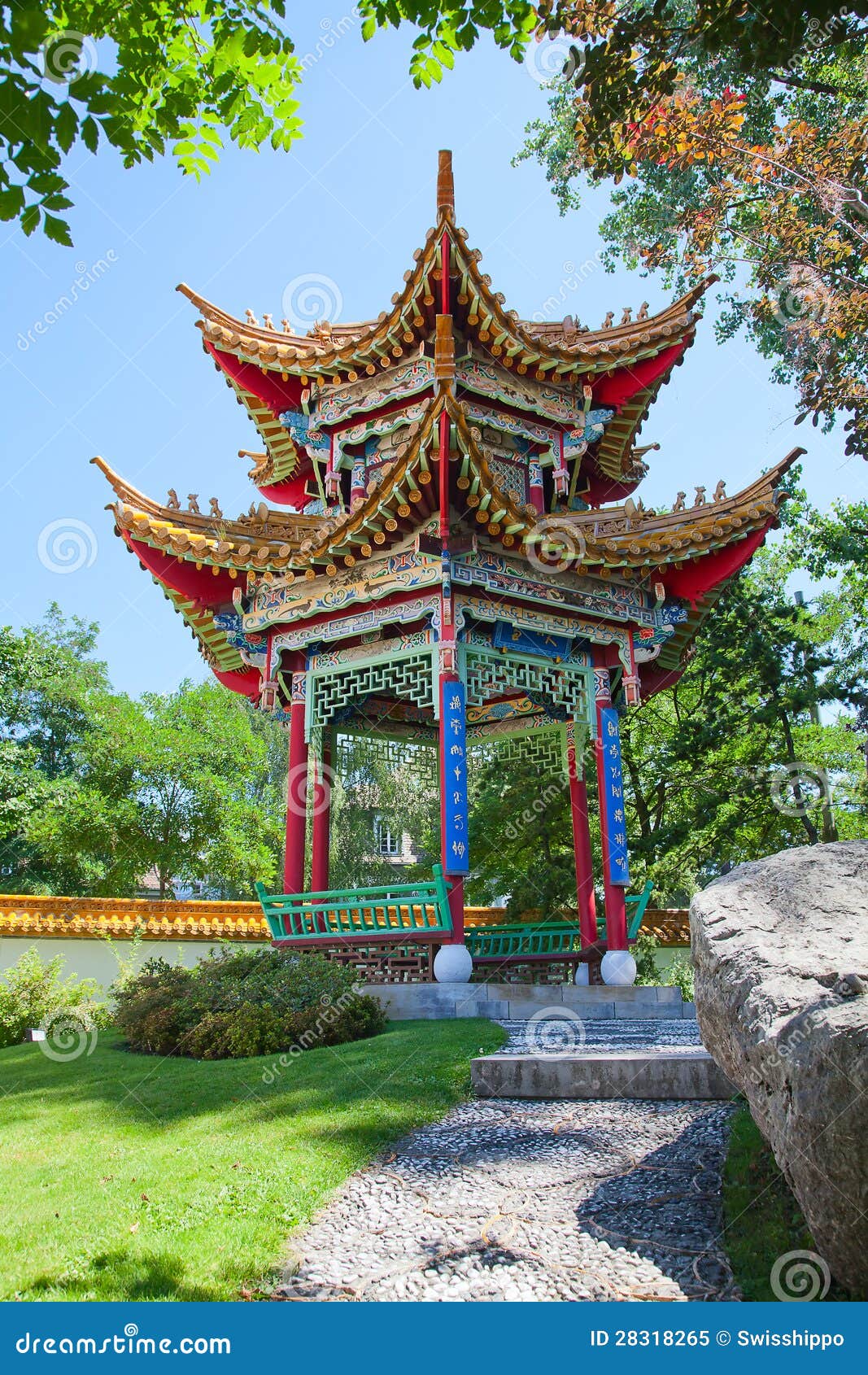 Traditional chinese garden stock image. Image of historic 28318265