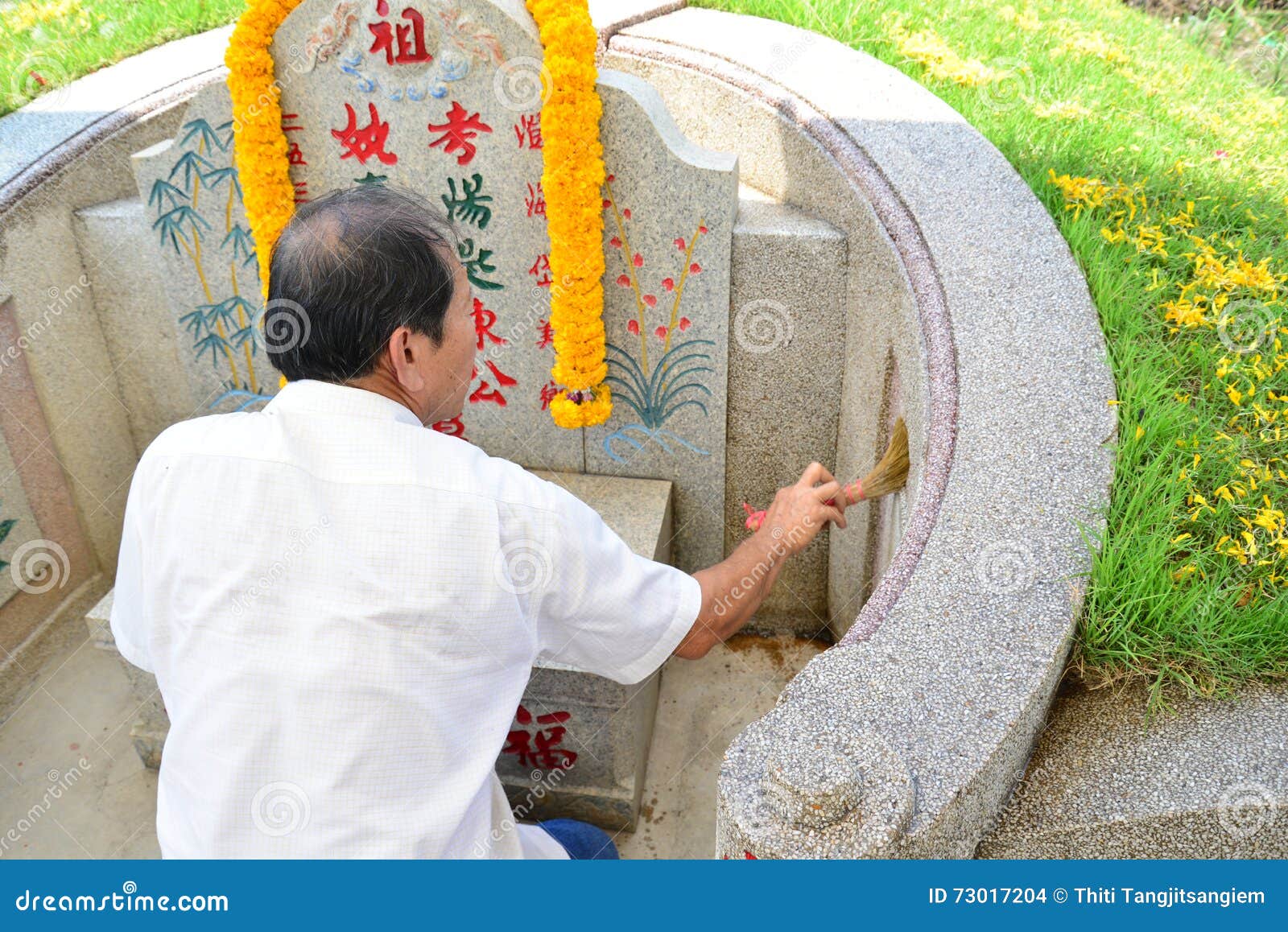 Traditional Chinese Graveyard Stock Photo Image of offering, grave