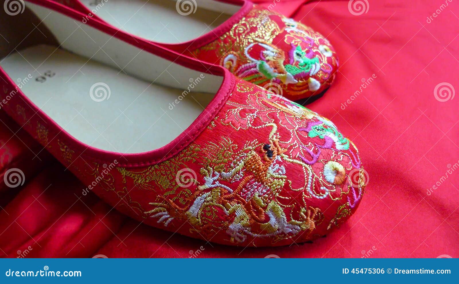 Chinese Wedding Shoe, Women's Fashion, Footwear, Flats on Carousell