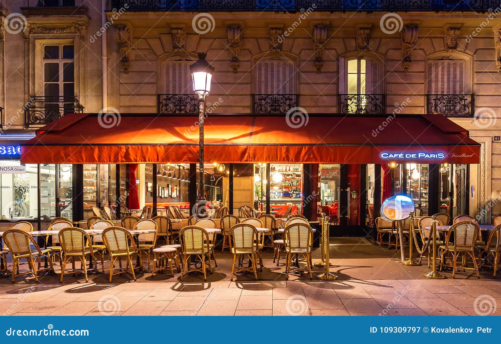 The Traditional French Cafe De Paris Located Friedland Avenue in Paris ...