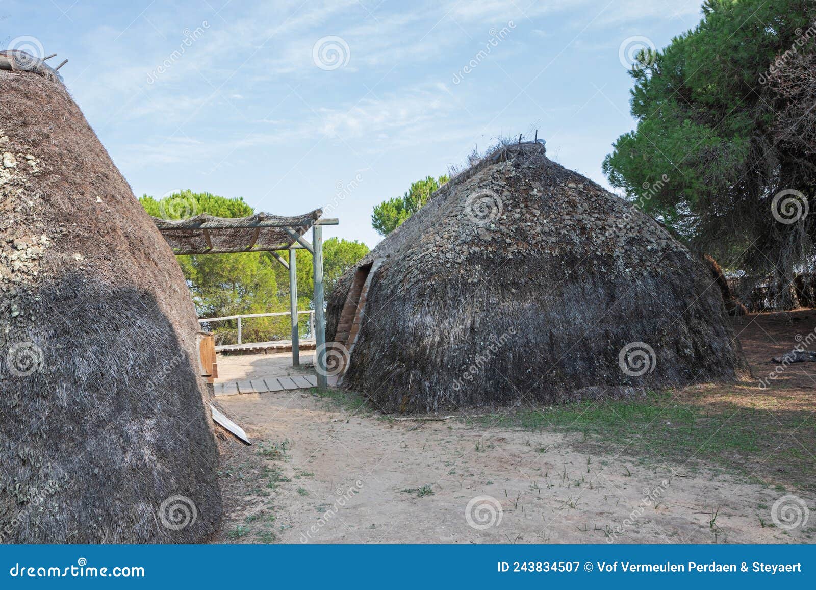 traditional huts along the poblado de la plancha footpath
