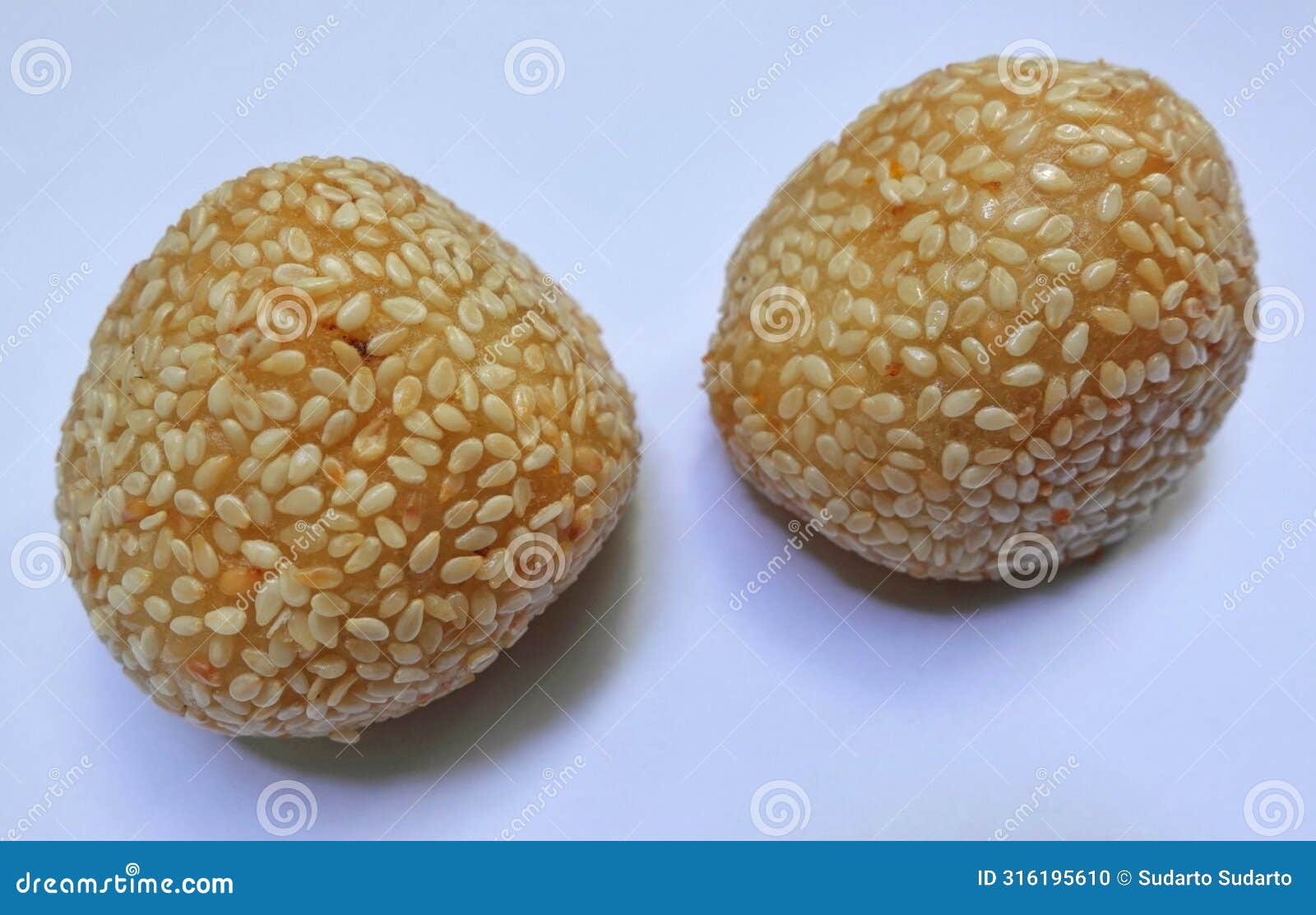 traditional indonesian cake is called onde onde.