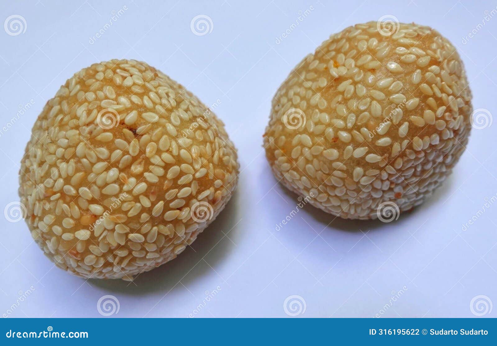 traditional indonesian cake is called onde onde.