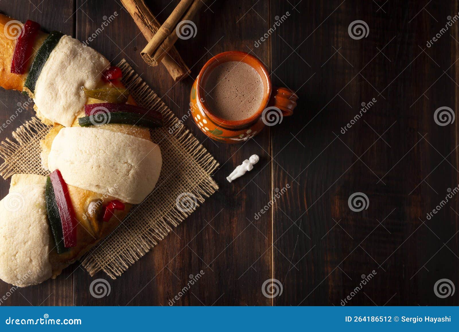 rosca de reyes mexico top view